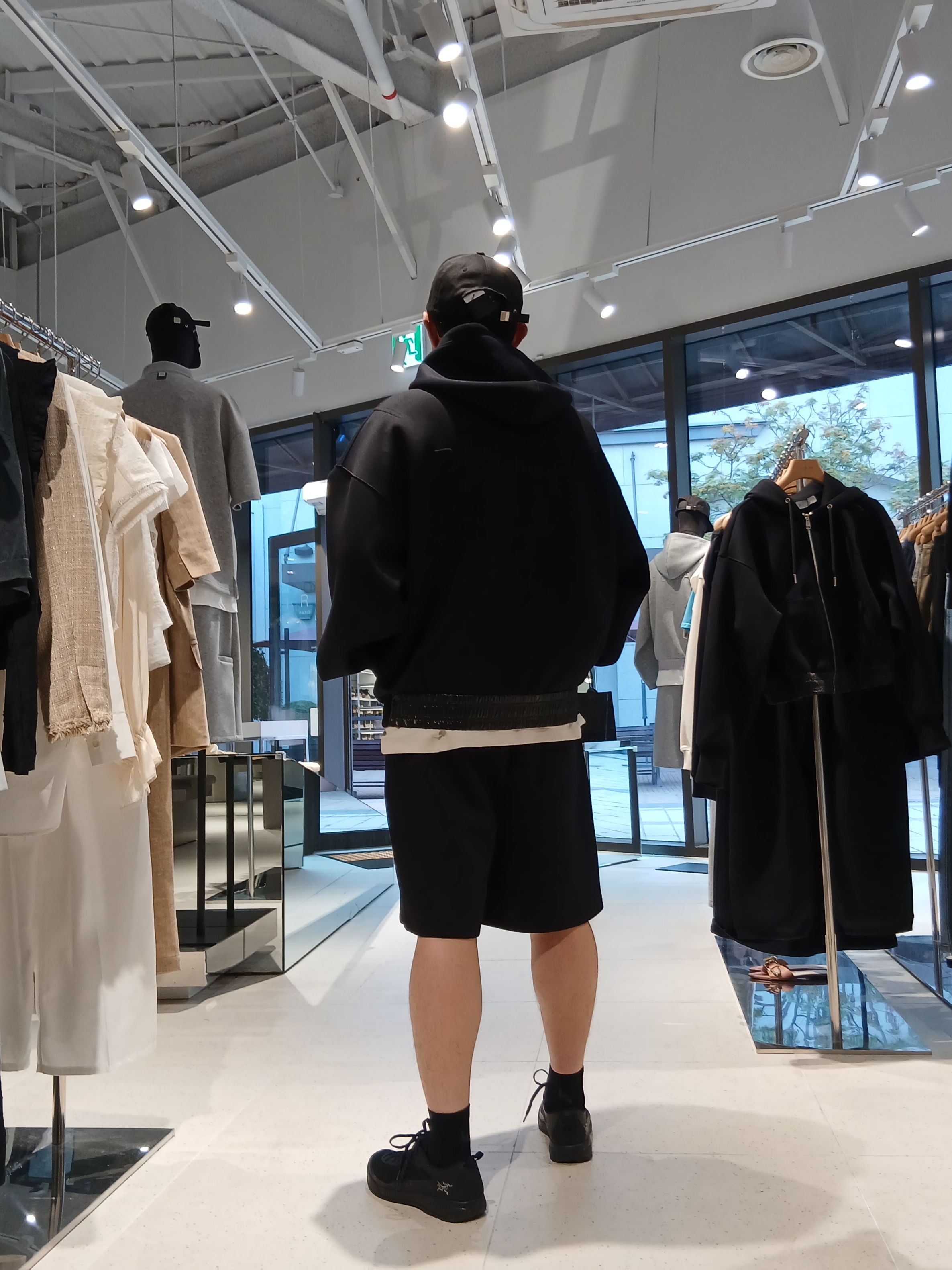 IRO Voile Cushioned Fabric Hooded Zip-Up T-Shirt Black, Iro Brumeux Banding Contrast Bermuda Shorts Black 착용 스타일 - 8