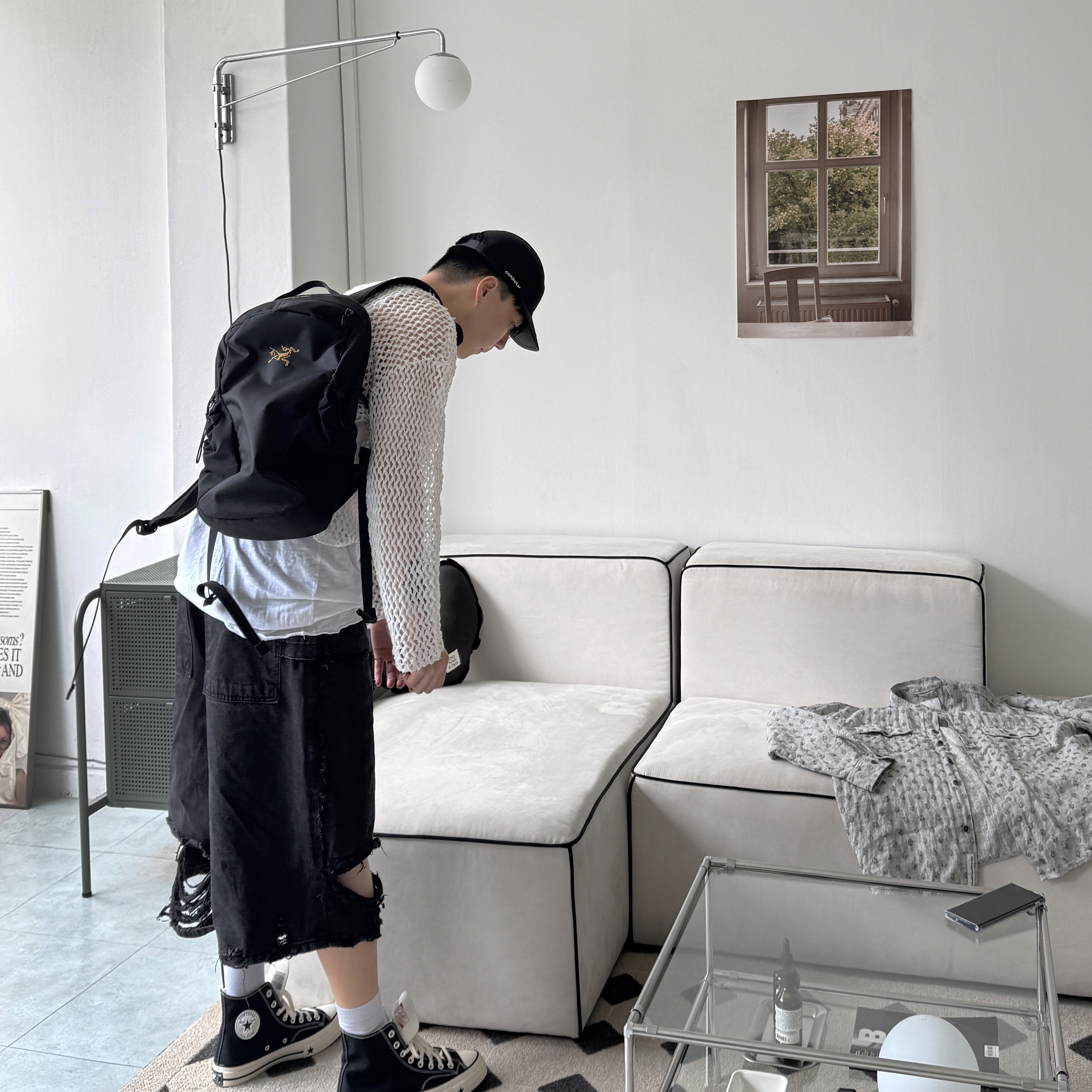 Arc'teryx Mantis 16 Backpack Graphite, Converse Chuck 70 Hi Black 착용 스타일 - 7