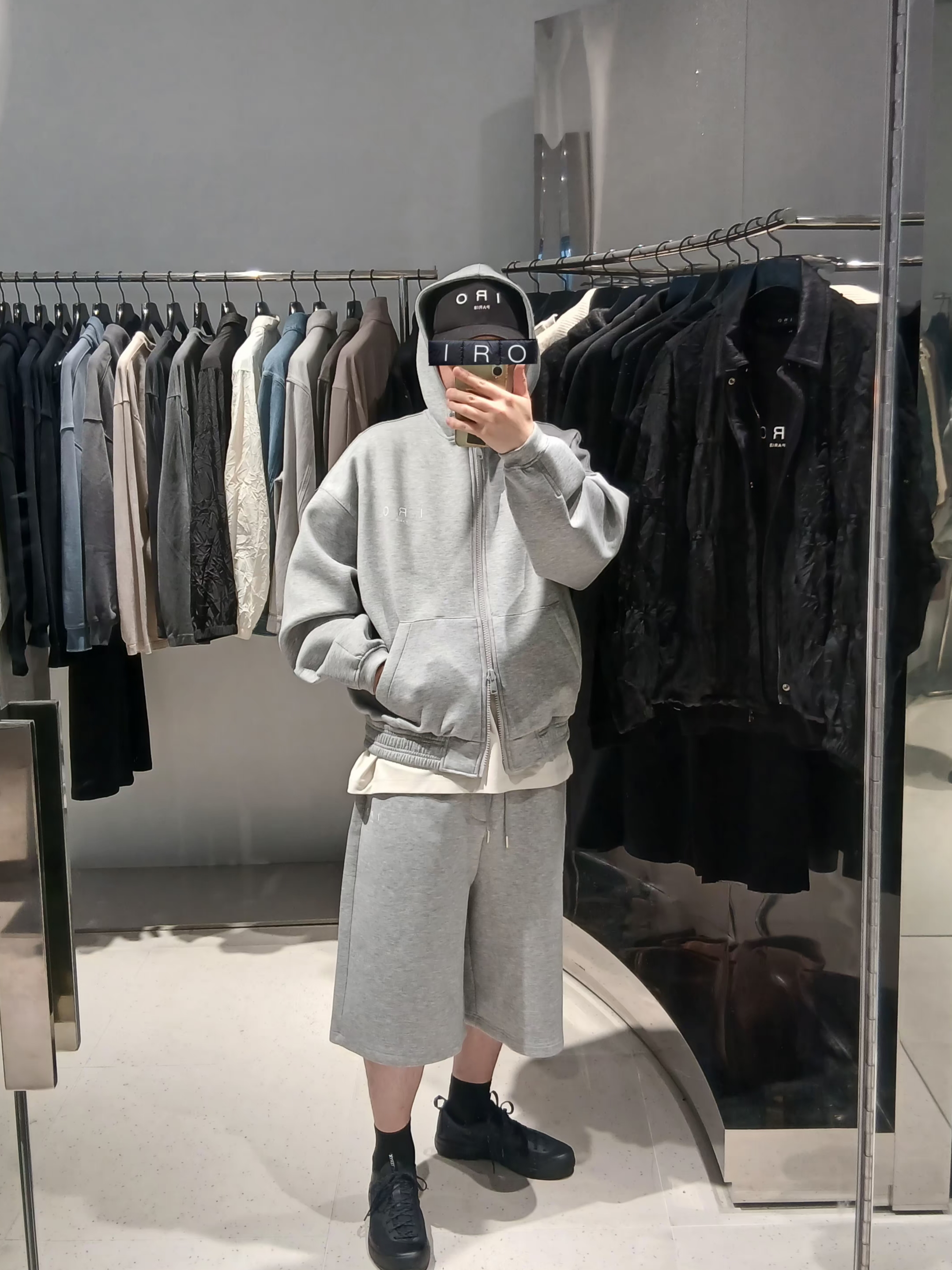 IRO Vibrio Banding Color-Block Long Bermuda Shorts Gray, Iro Blur Faded Logo Short Sleeve T-Shirt White 착용 스타일 - 1