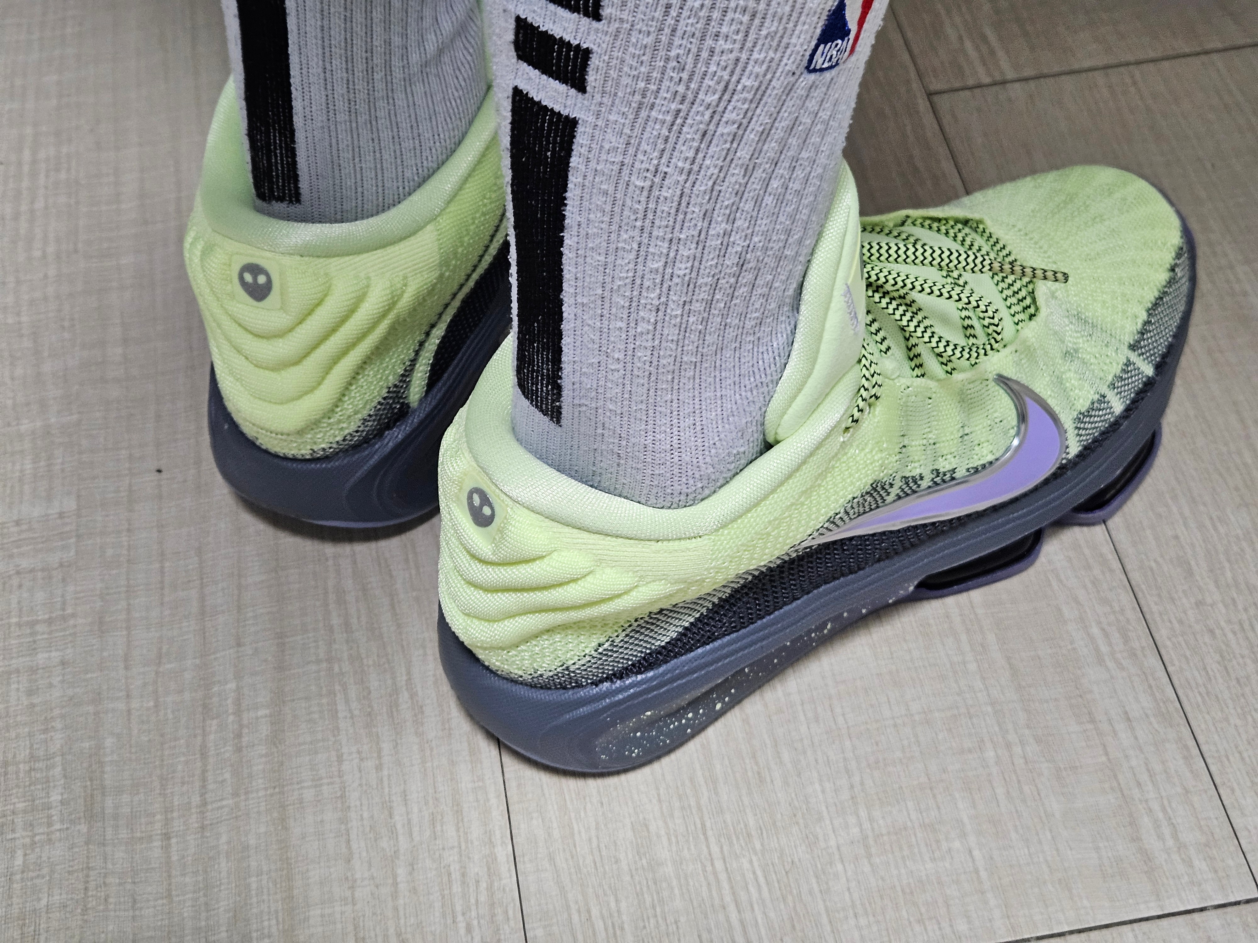Nike Air Zoom G.T. Hustle 3 EP Barely Volt Metallic Silver 착용 스타일 - 7