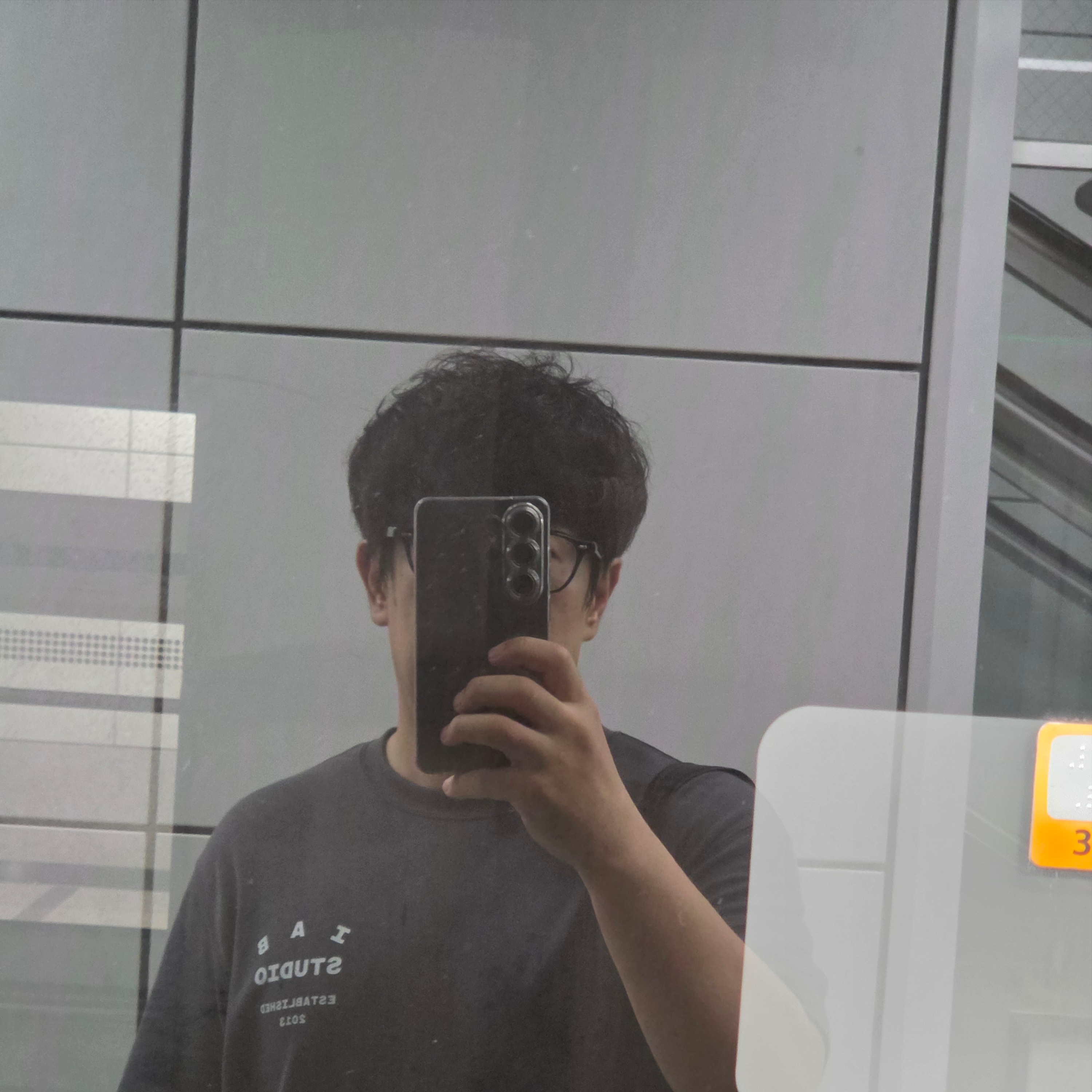 IAB Studio 26 IAB T-Shirt Charcoal White 착용 스타일