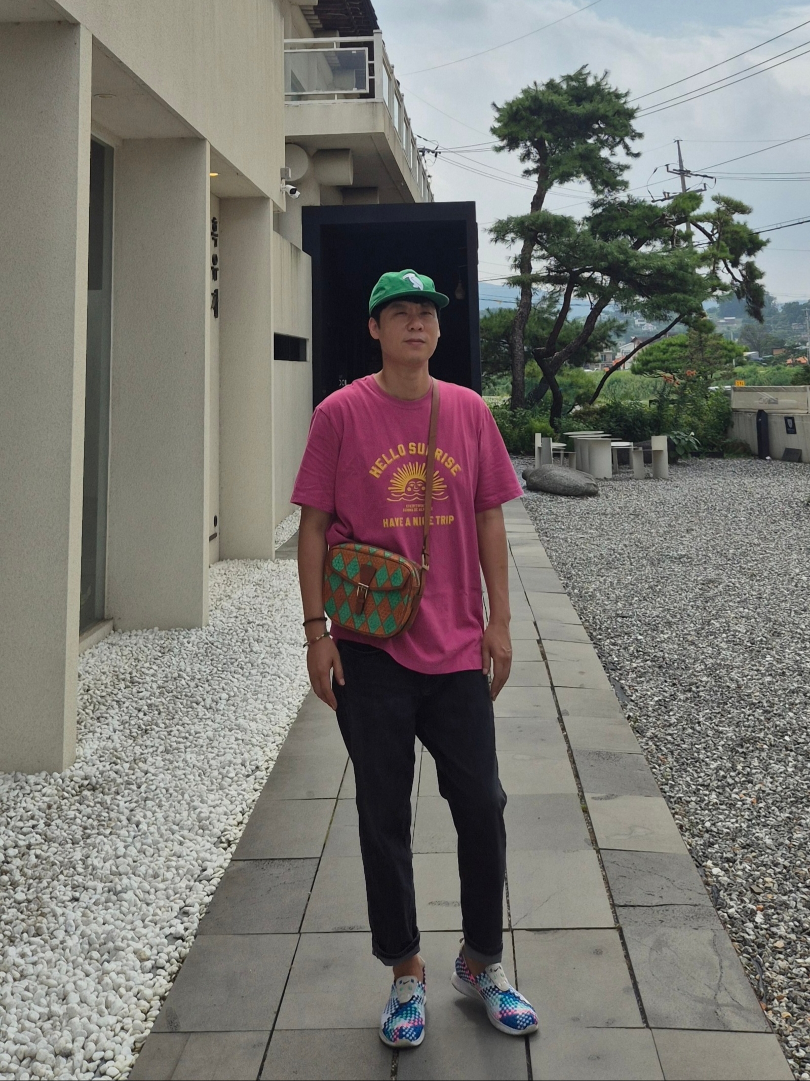 Hello Sunrise VTG Arch Logo Tee Magenta Pink, Nike Air Woven Pure Platinum Obsidian White 착용 스타일 - 2