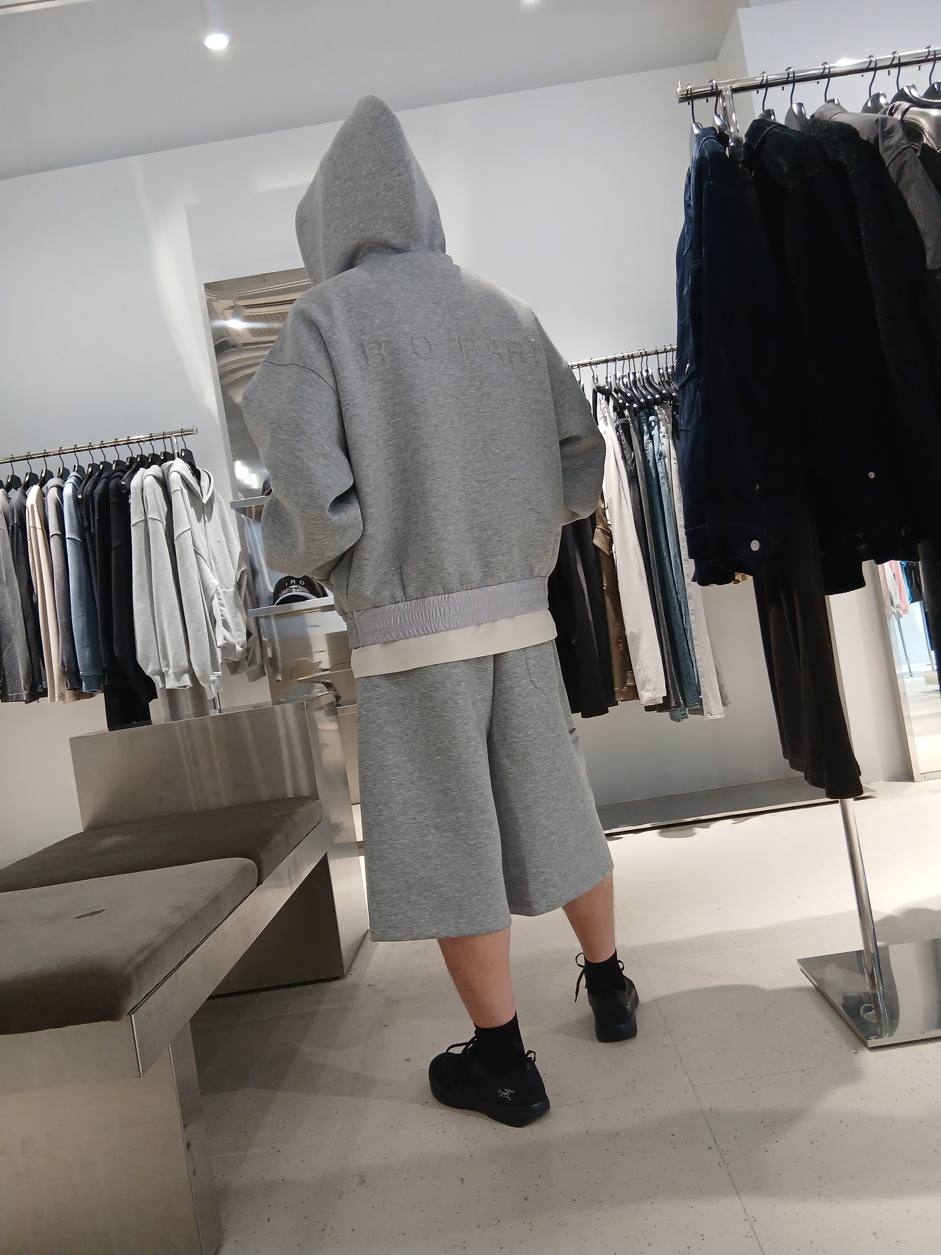 IRO Vibrio Banding Color-Block Long Bermuda Shorts Gray, Iro Blur Faded Logo Short Sleeve T-Shirt White 착용 스타일 - 3