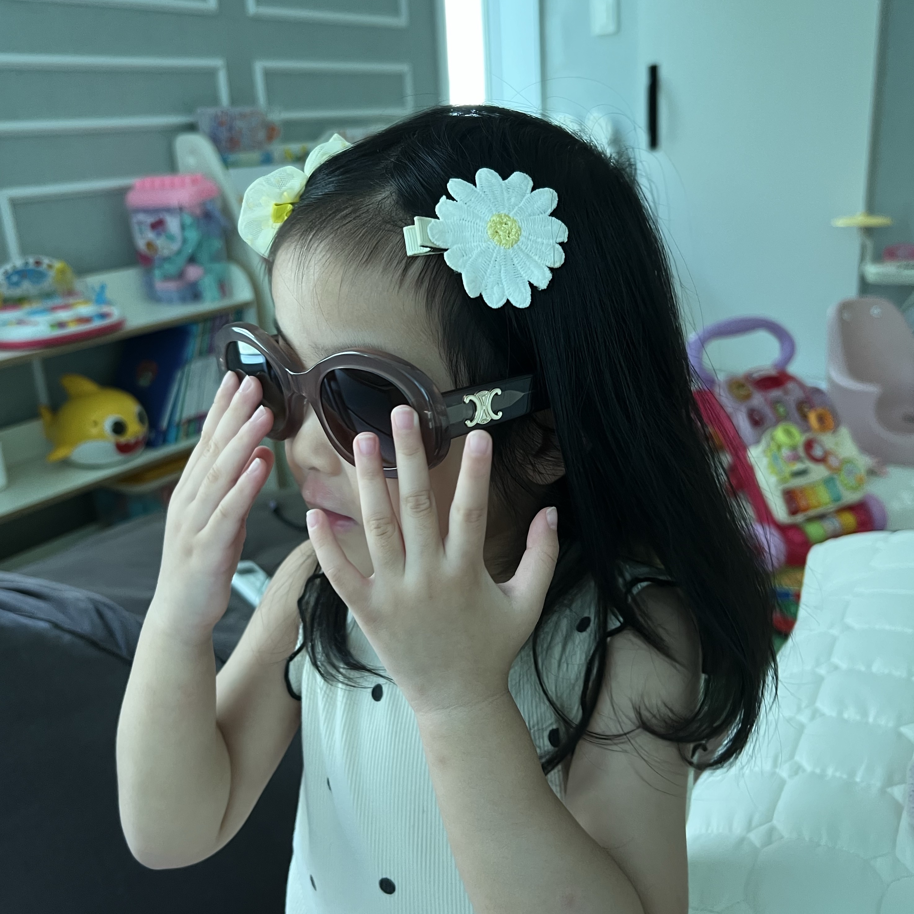 (W) Celine Triomphe 01 Sunglasses in Acetate Milky Hazelnut 착용 스타일 - 1