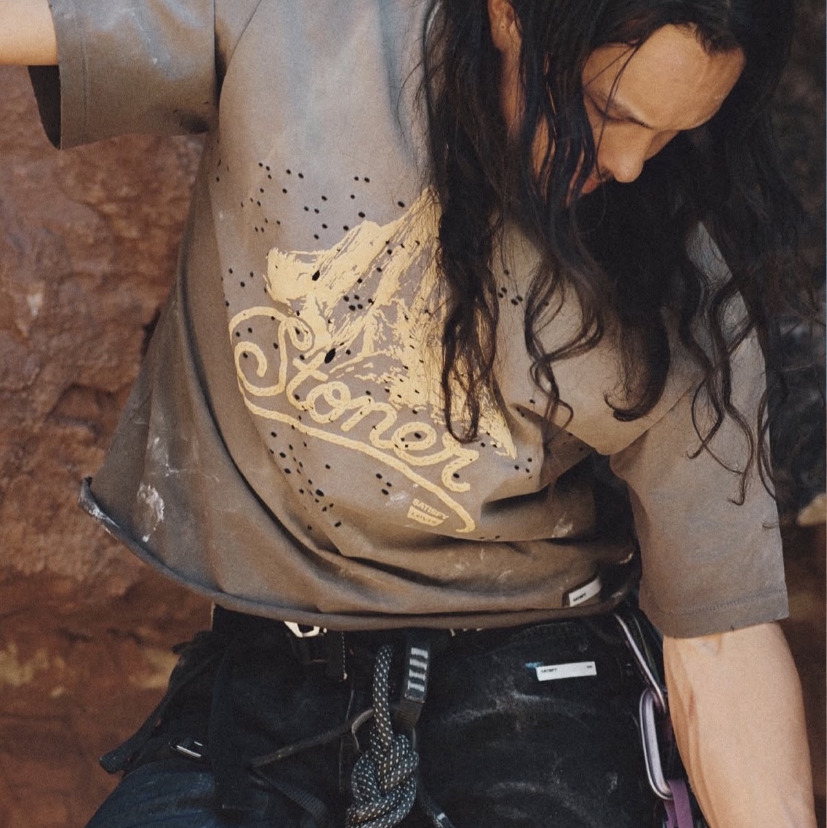 Satisfy x Levi's Re‑Possessed Climb Shirt Aged Blue, Satisfy x Levi's Re‑Possessed 501 Climb Jeans Aged Blue 착용 스타일 - 3