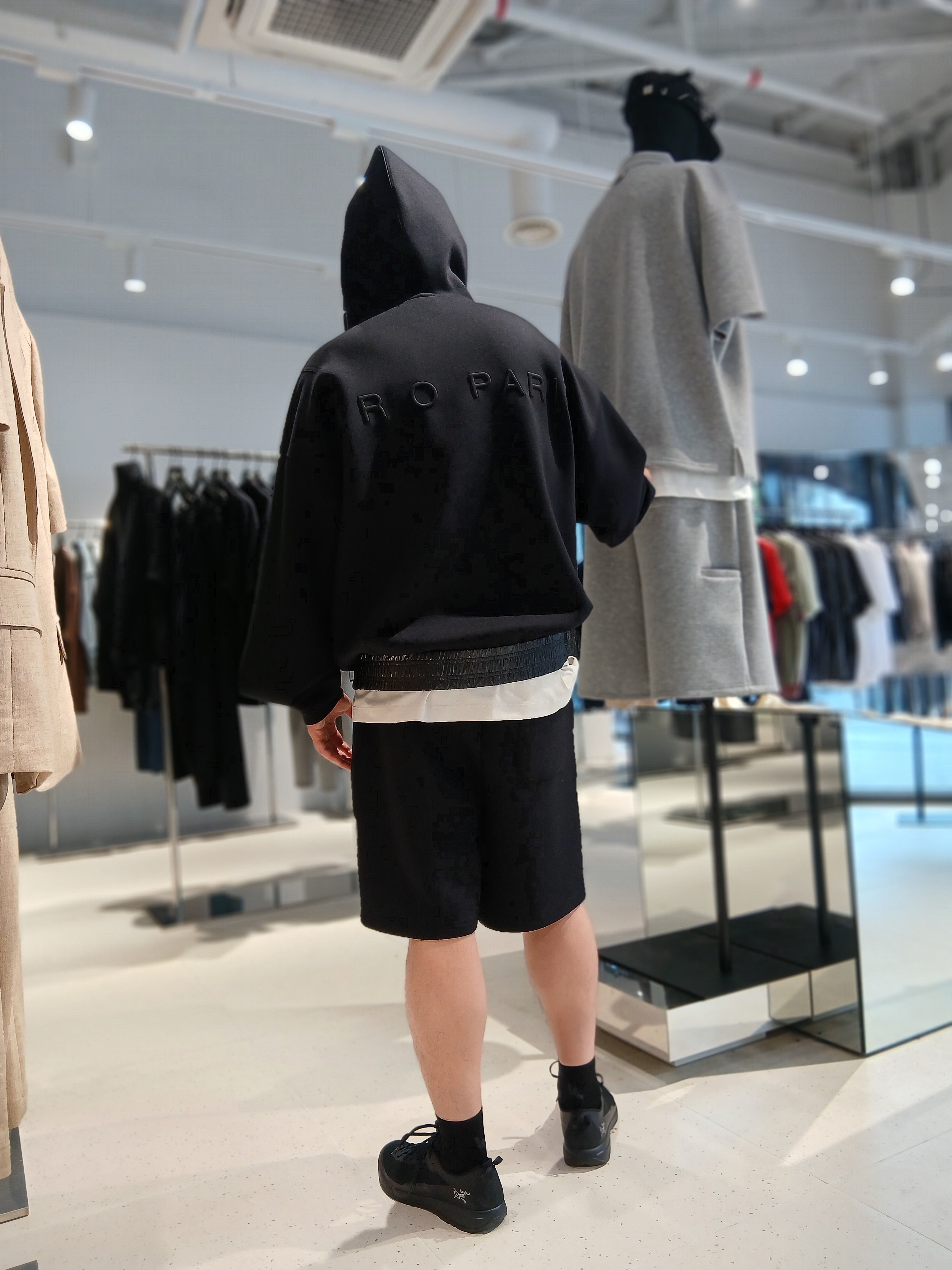 IRO Voile Cushioned Fabric Hooded Zip-Up T-Shirt Black, Iro Brumeux Banding Contrast Bermuda Shorts Black 착용 스타일 - 1