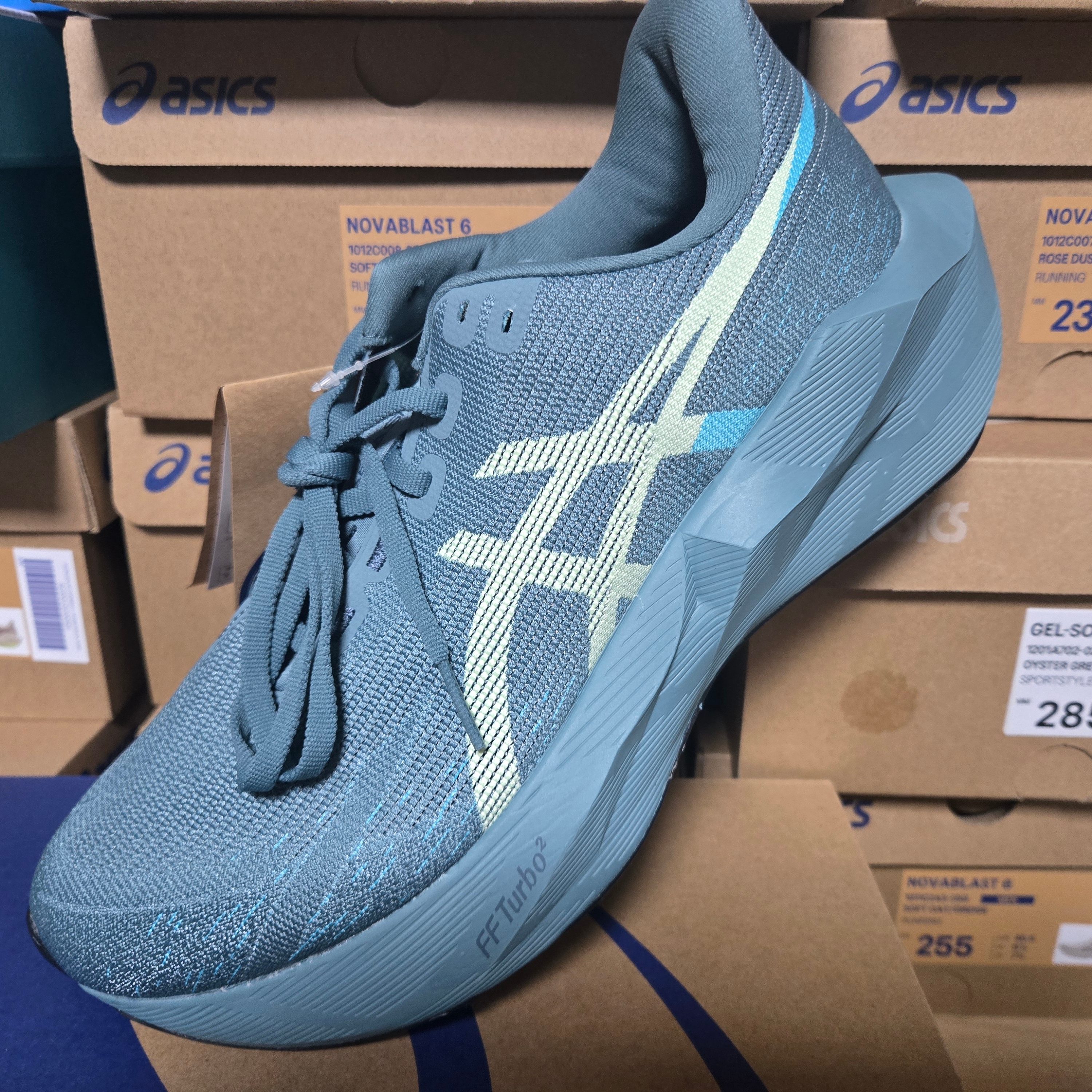Asics Novablast 6 Foggy Teal Illuminate Yellow 착용 스타일 - 2