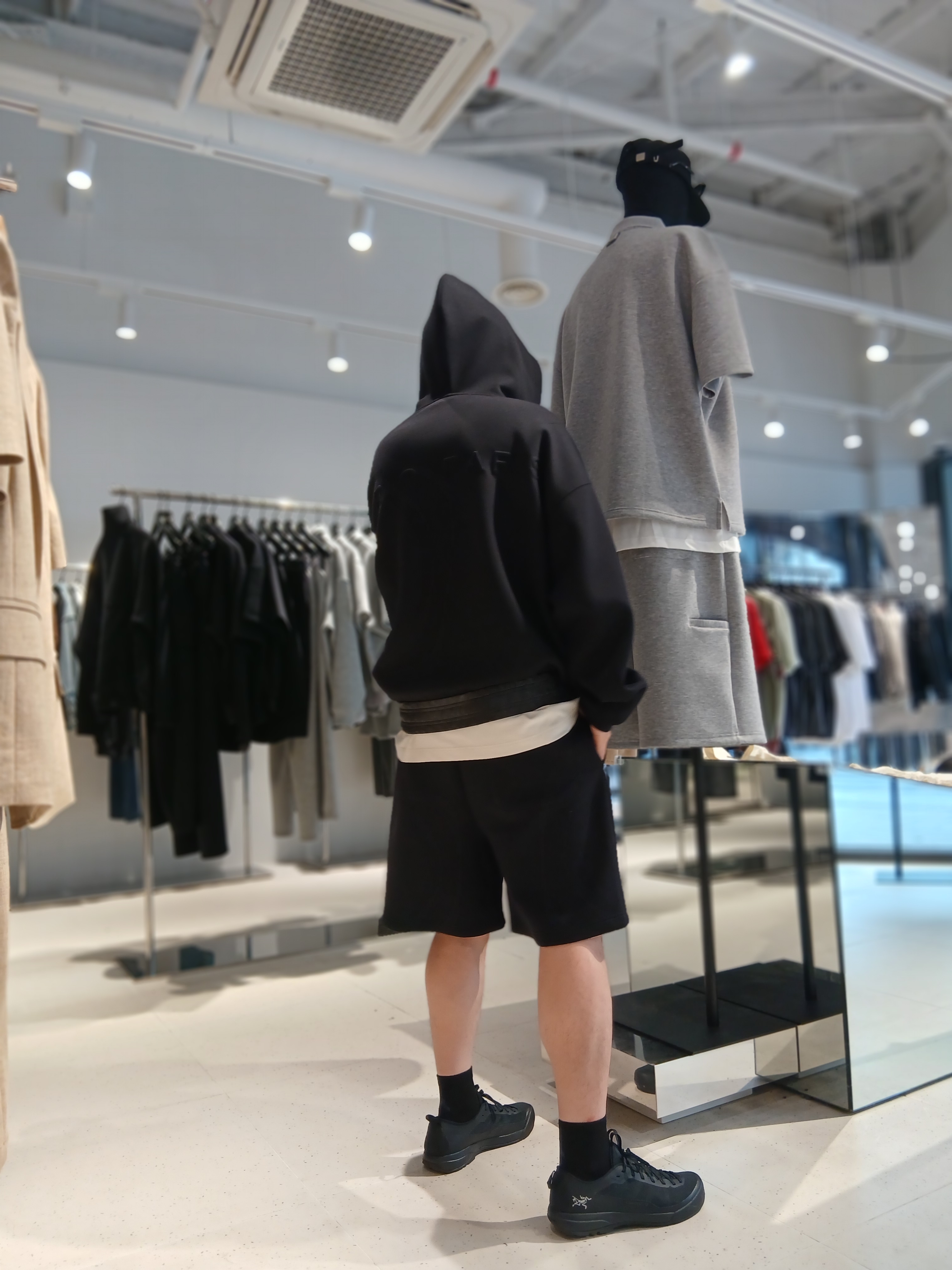 IRO Voile Cushioned Fabric Hooded Zip-Up T-Shirt Black, Iro Brumeux Banding Contrast Bermuda Shorts Black 착용 스타일 - 6