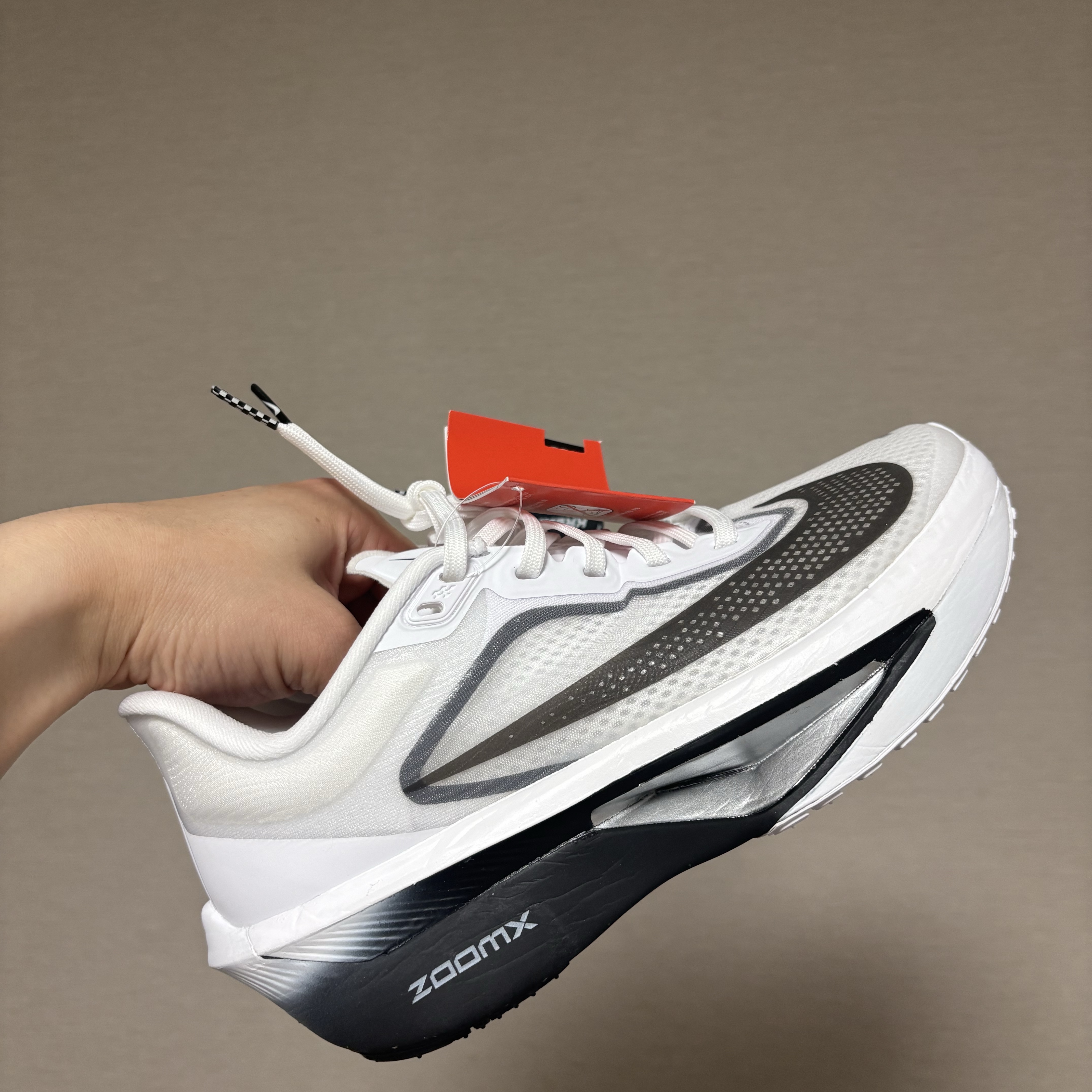 (W) Nike Zoom Fly 6 White Smoke Grey 착용 스타일 - 2