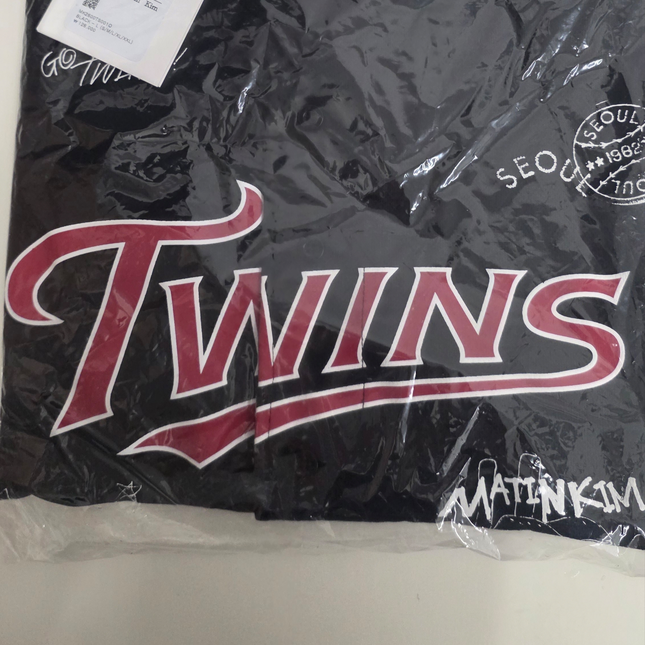 LG Twins x Matin Kim Authentic Graffiti Top Black 착용 스타일
