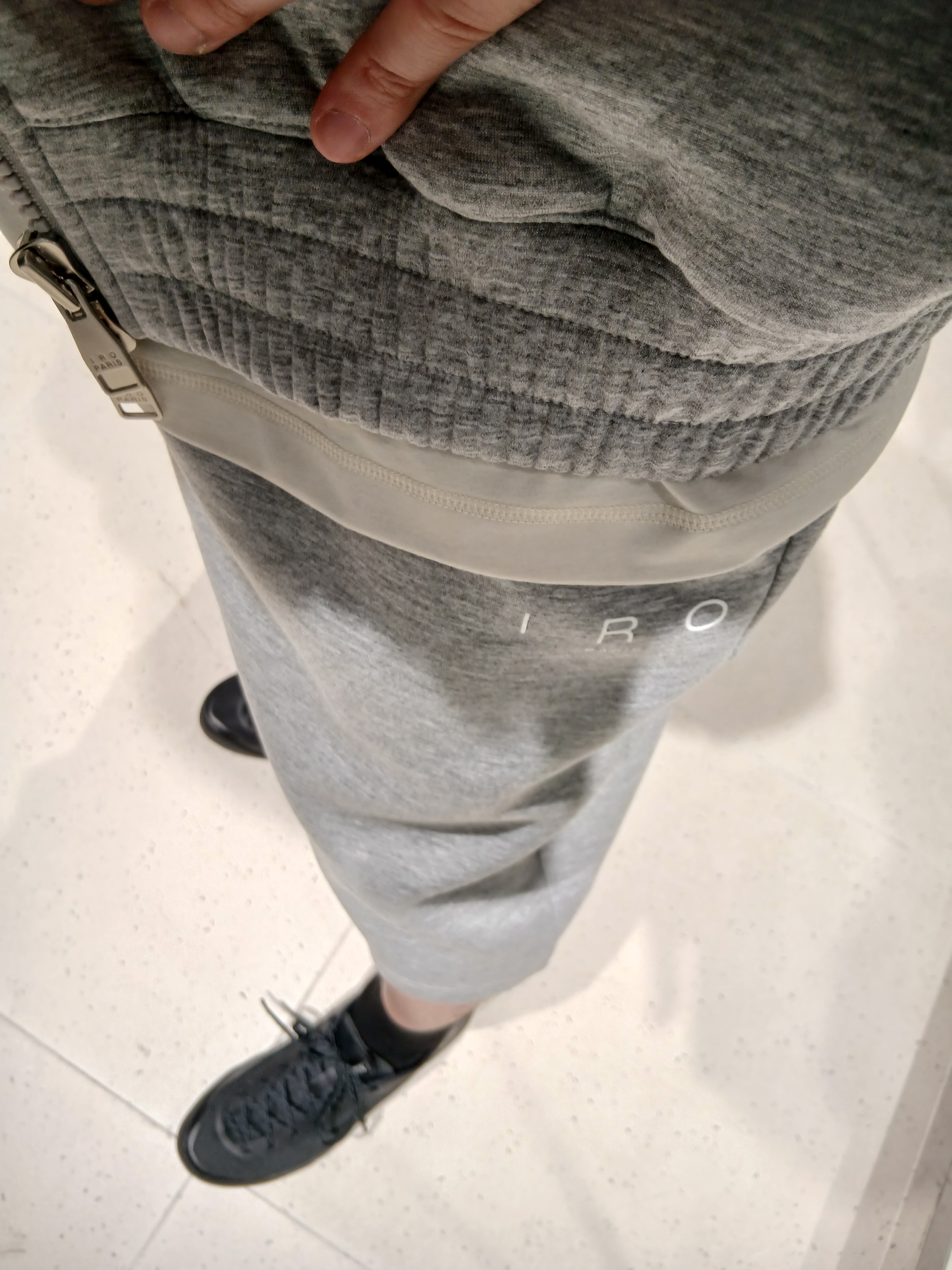 IRO Vibrio Banding Color-Block Long Bermuda Shorts Gray, DECATHLON Running Mid-Cut Socks 2 Pairs Fine Run 500 Smoked Black 착용 스타일 - 3
