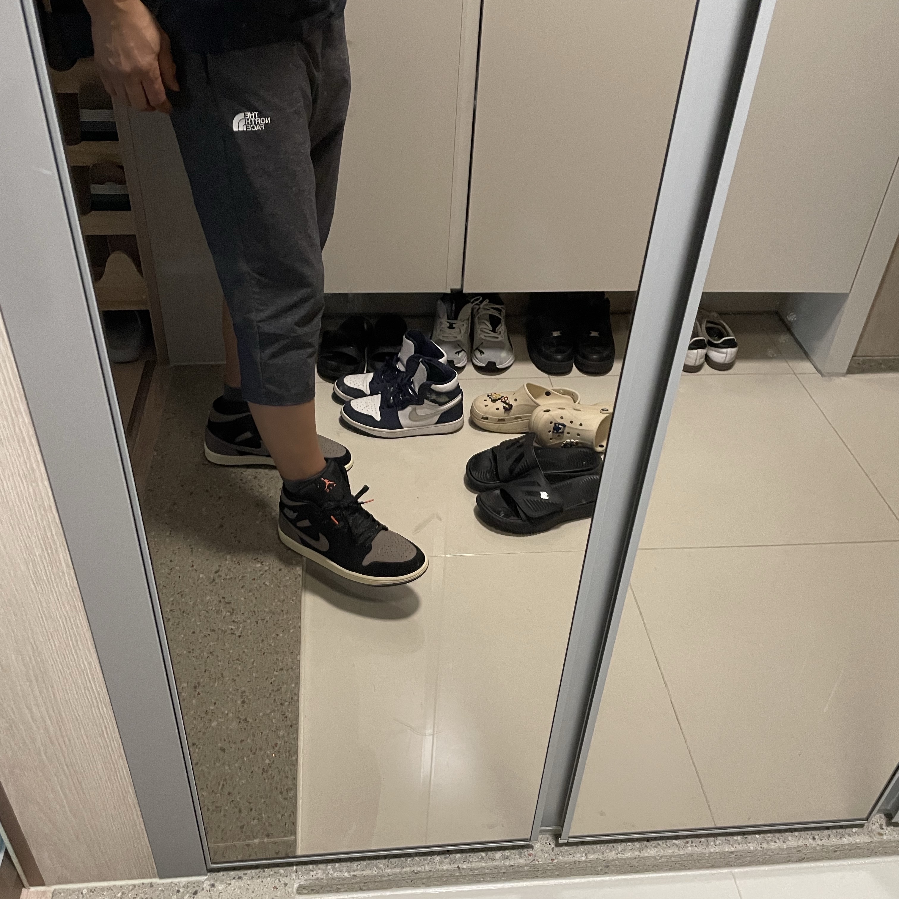 Jordan 1 Mid SE Black Light Wild Mango 착용 스타일 - 2