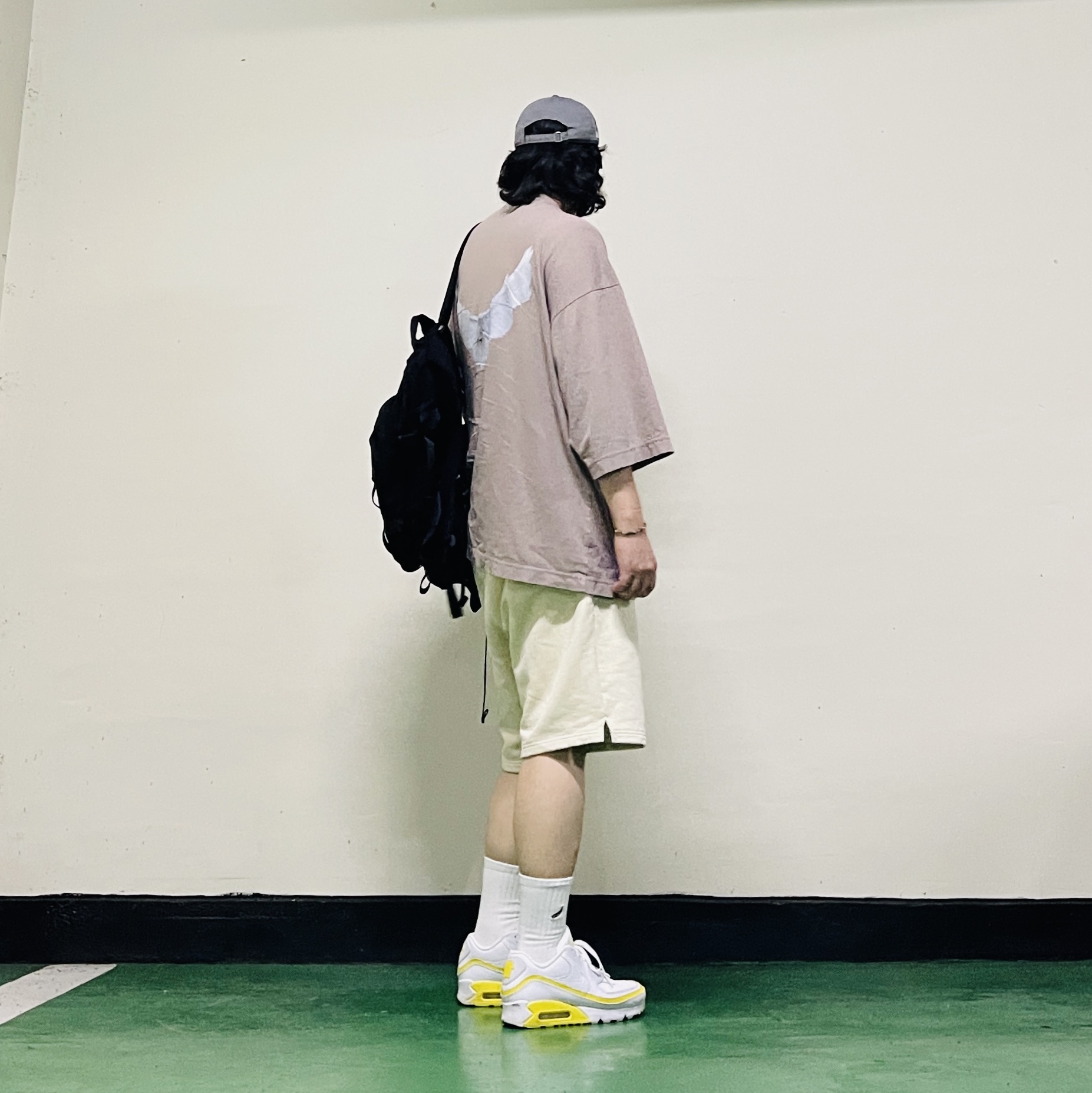 Yeezy Gap Engineered By Balenciaga Dove 3/4 Sleeve T-Shirt Beige, Nike x Undefeated Air Max 90 White Optic Yellow 착용 스타일 - 5