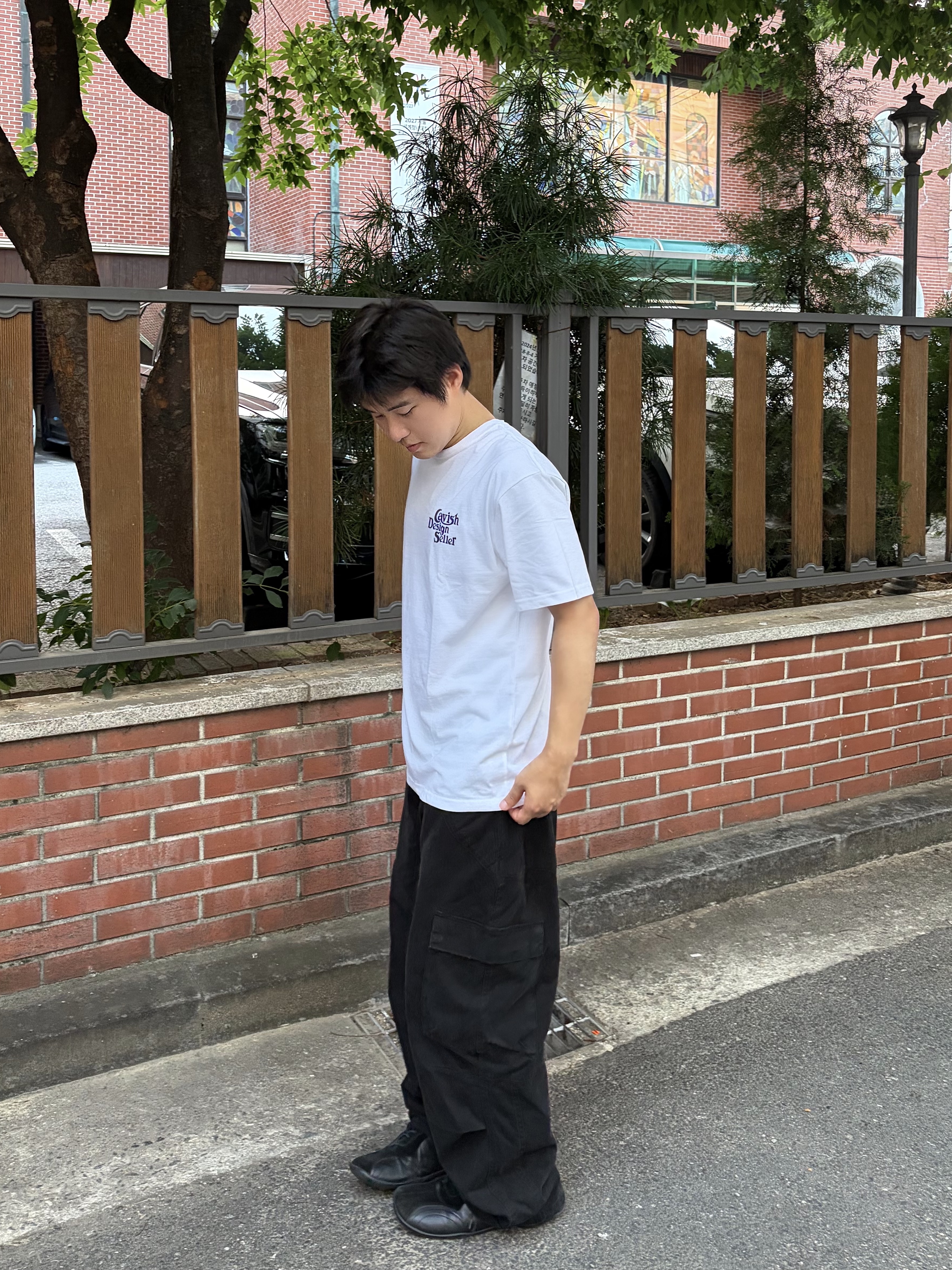 noun Washed Cargo Pants Black, CAVISH Seller Logo SS Tee White 착용 스타일 - 3