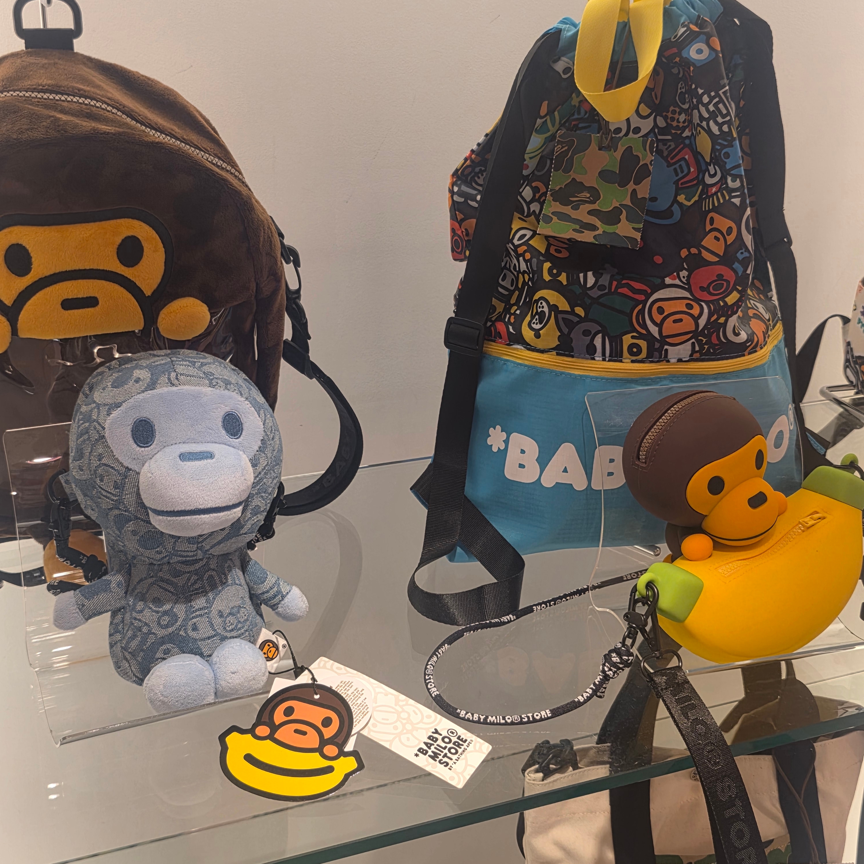 BAPE Baby Milo Fur Backpack Brown, Adidas Adimatic Green 착용 스타일 - 2