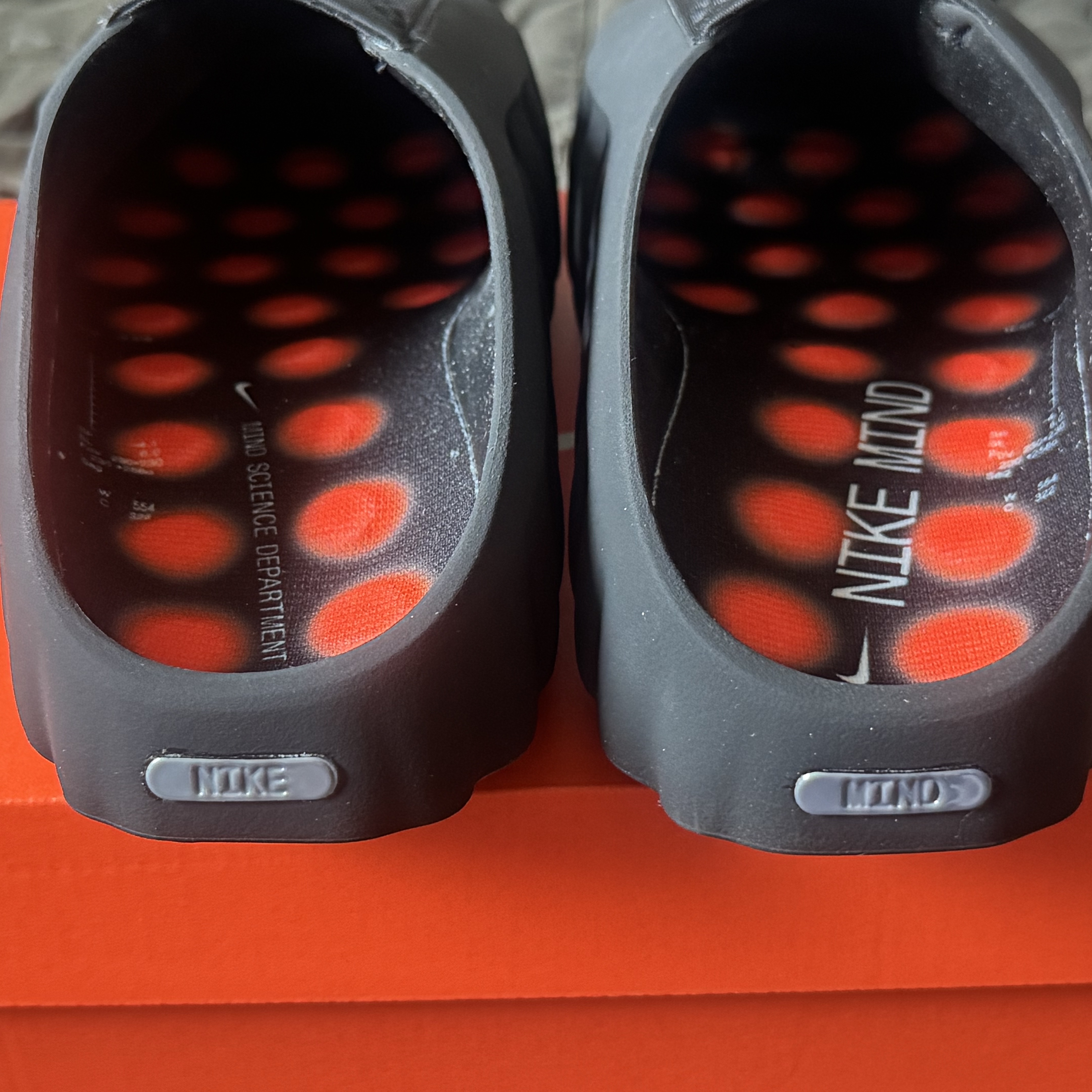 Nike Mind 001 Black Chrome, Adidas Yeezy Slide Glow Green 2022/2023 착용 스타일 - 3