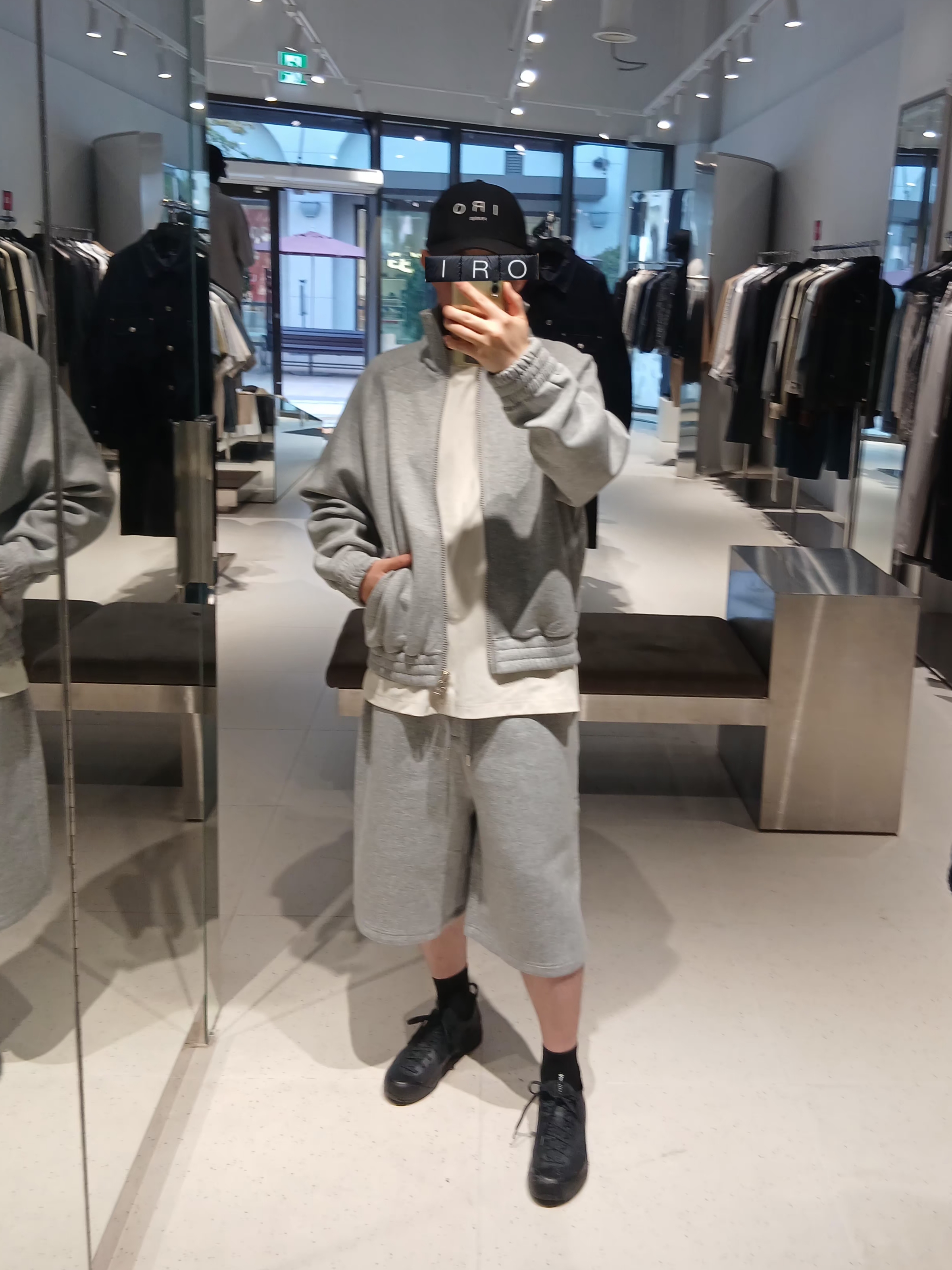 IRO Vibrio Banding Color-Block Long Bermuda Shorts Gray, DECATHLON Running Mid-Cut Socks 2 Pairs Fine Run 500 Smoked Black 착용 스타일 - 6