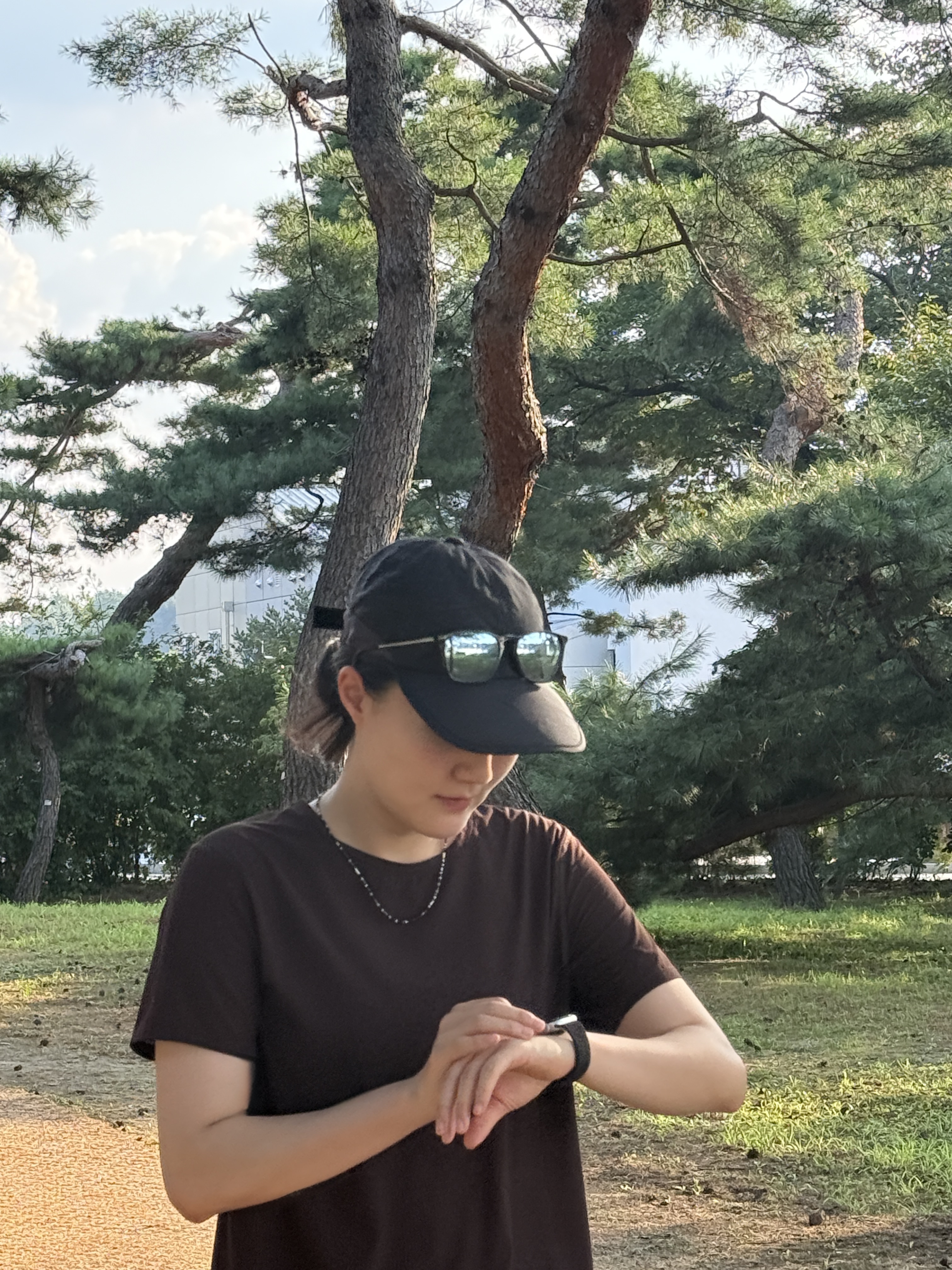 살로몬 XT-4 ADV 실버 메탈릭 X, (W) 나이키 스위프트 드라이핏 미드 라이즈 투인원 러닝 쇼츠 블랙 착용 스타일 - 5
