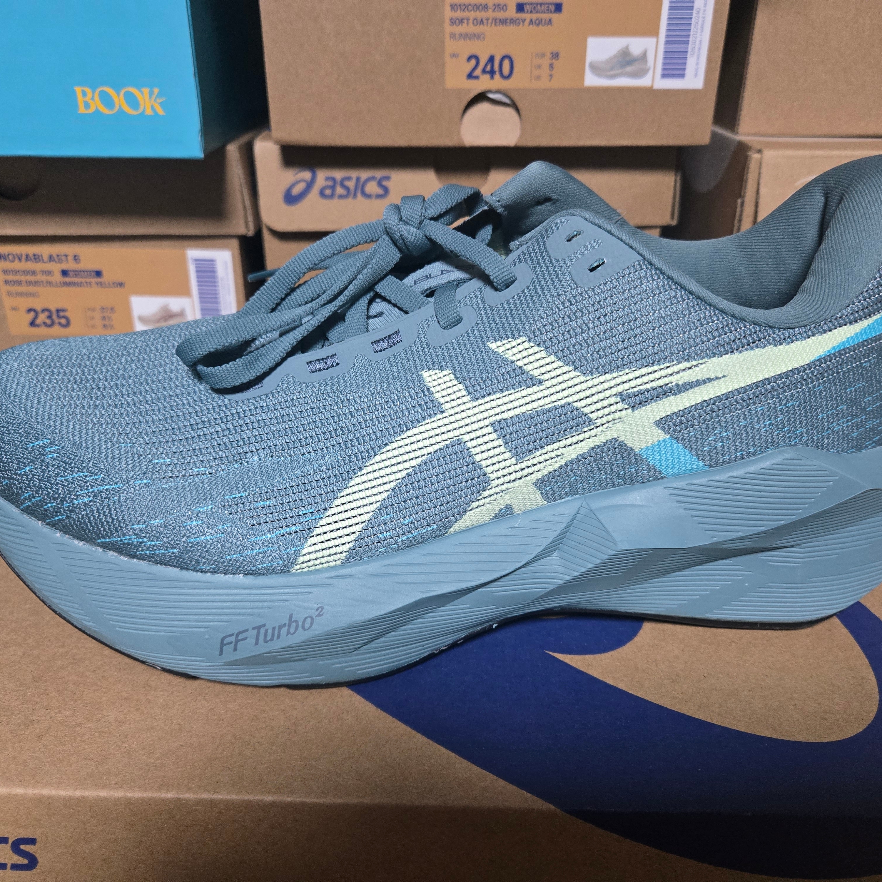 Asics Novablast 6 Foggy Teal Illuminate Yellow 착용 스타일 - 1