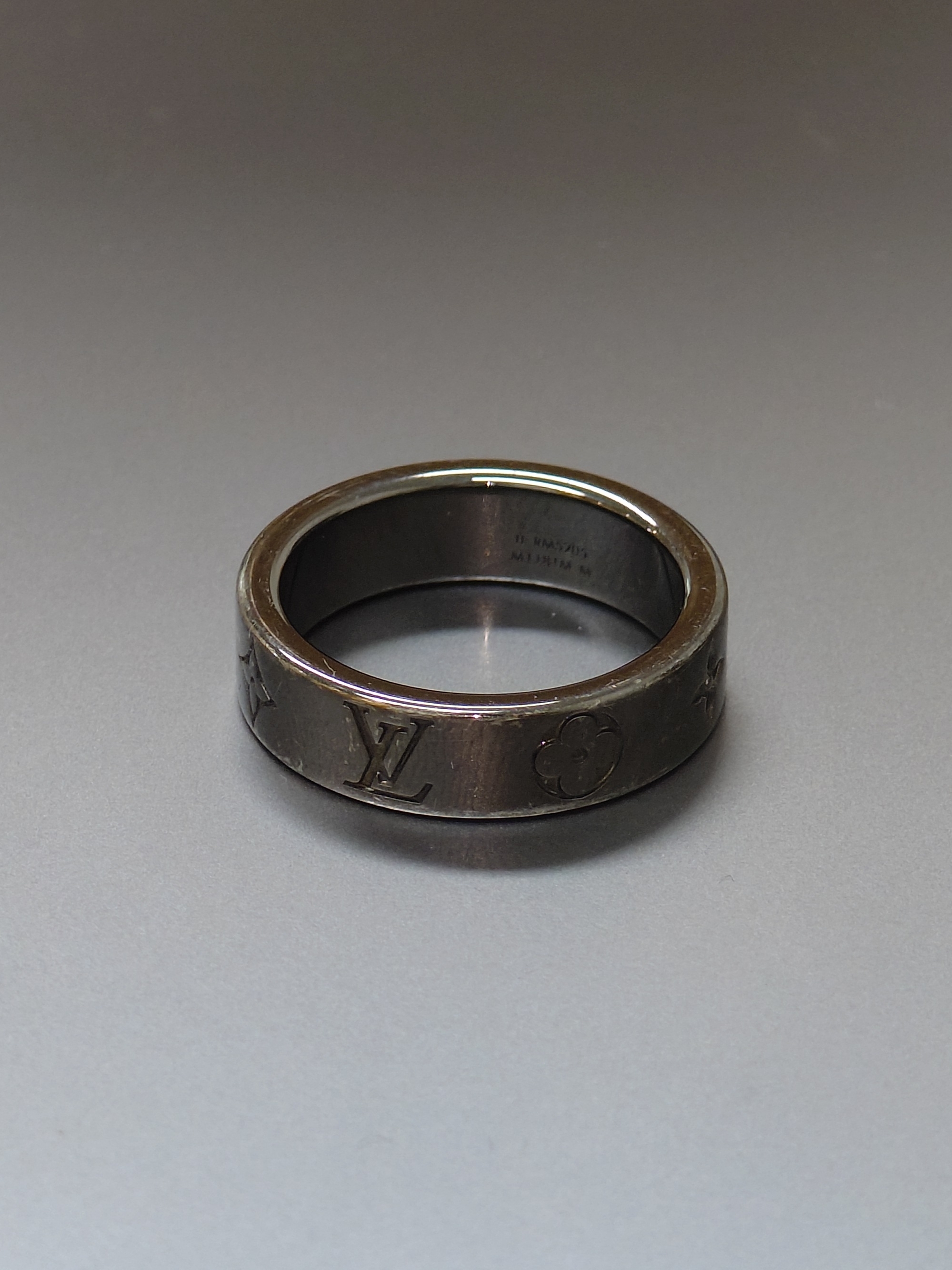 Louis Vuitton LV Mosaic Thin Ring Palladium 착용 스타일