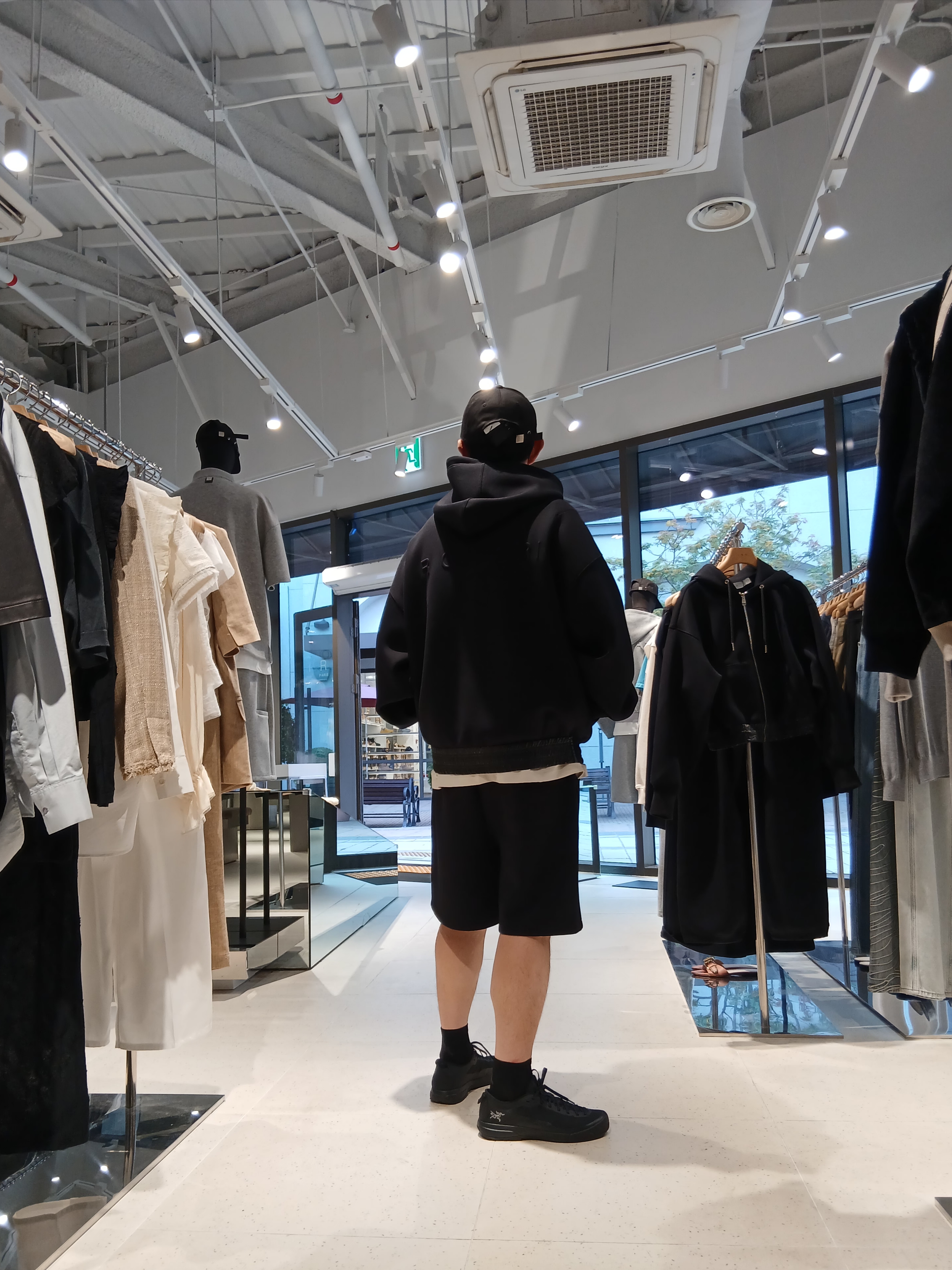 IRO Voile Cushioned Fabric Hooded Zip-Up T-Shirt Black, Iro Brumeux Banding Contrast Bermuda Shorts Black 착용 스타일 - 5