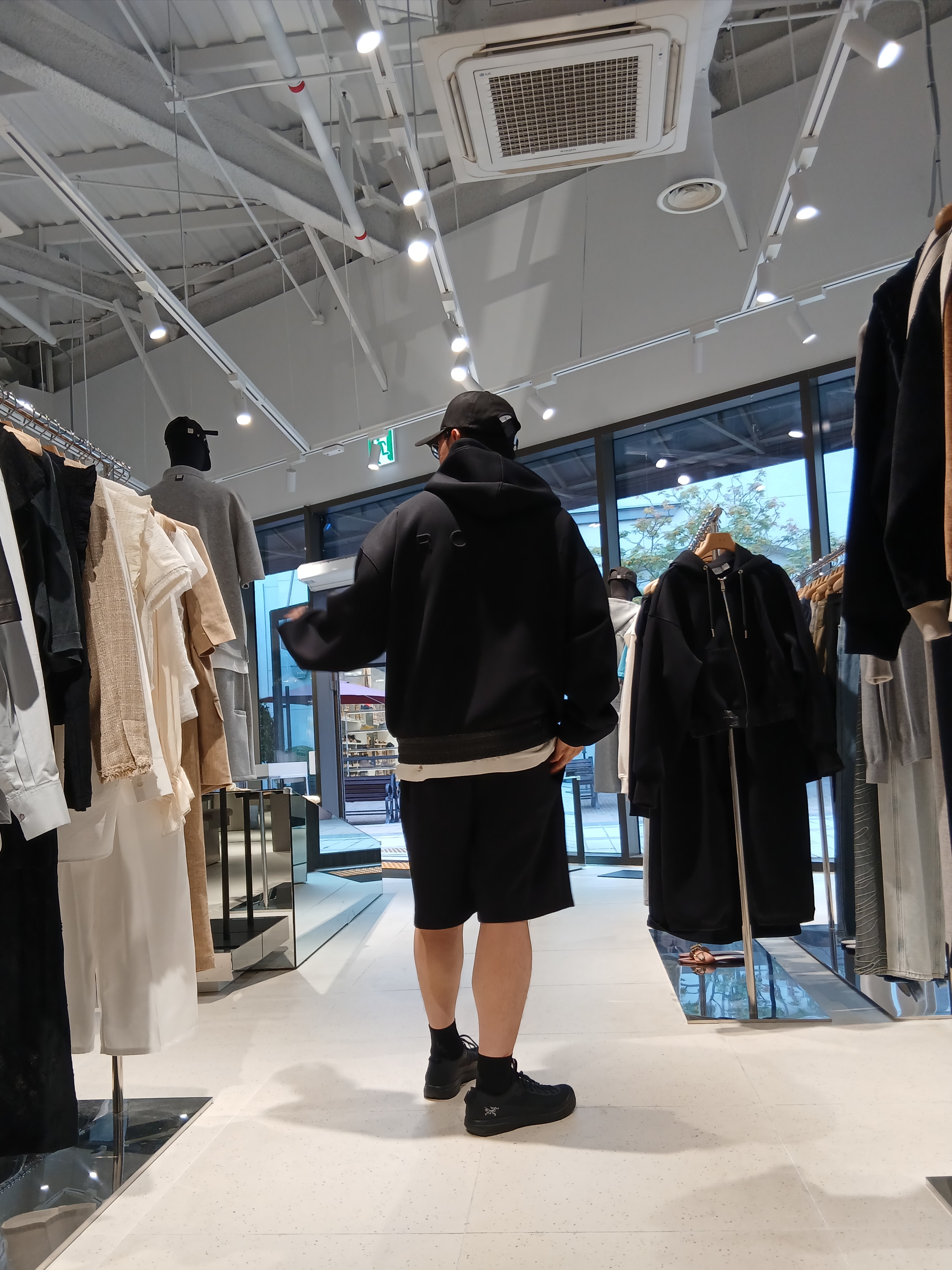 IRO Voile Cushioned Fabric Hooded Zip-Up T-Shirt Black, Iro Brumeux Banding Contrast Bermuda Shorts Black 착용 스타일 - 4
