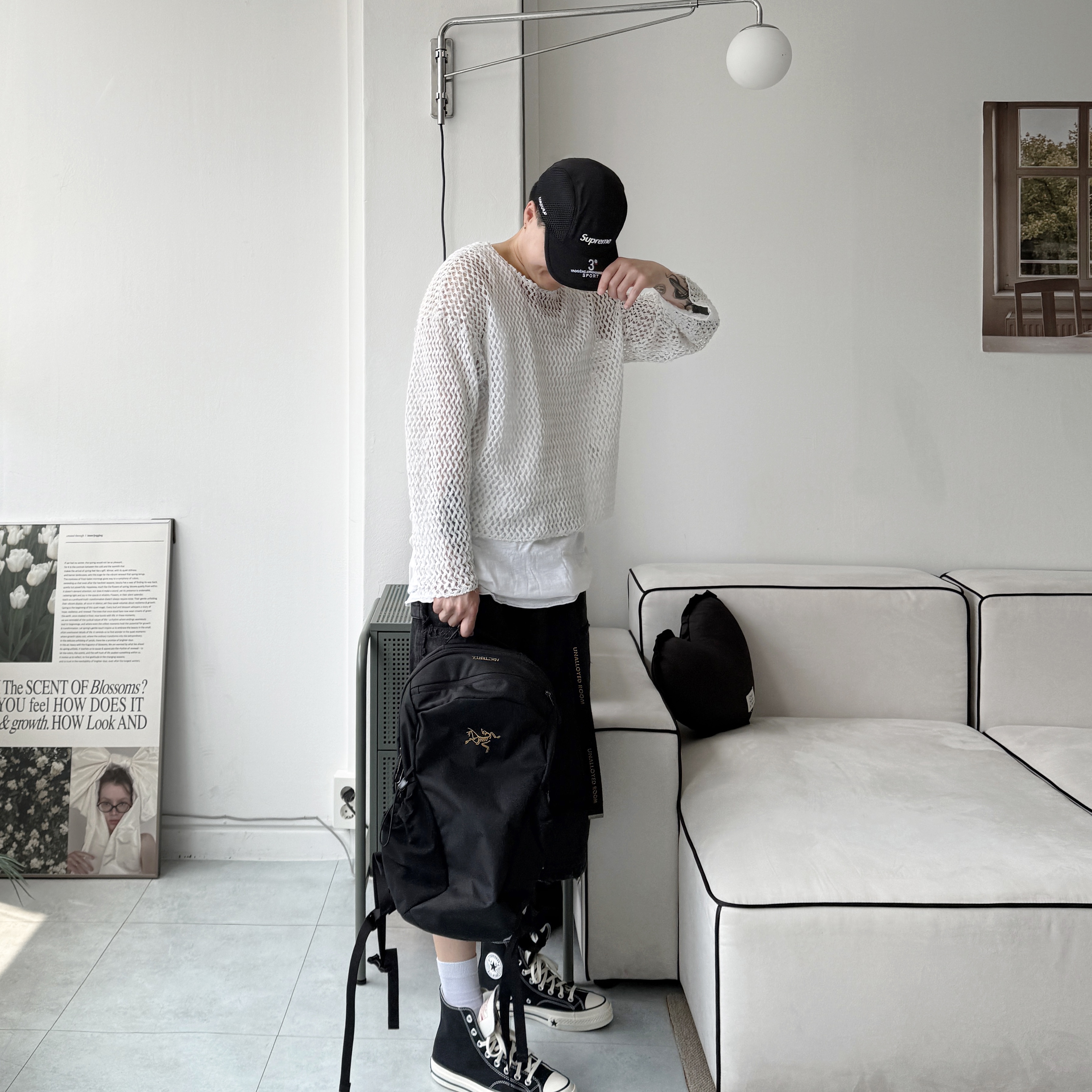Arc'teryx Mantis 16 Backpack Graphite, Converse Chuck 70 Hi Black 착용 스타일 - 5