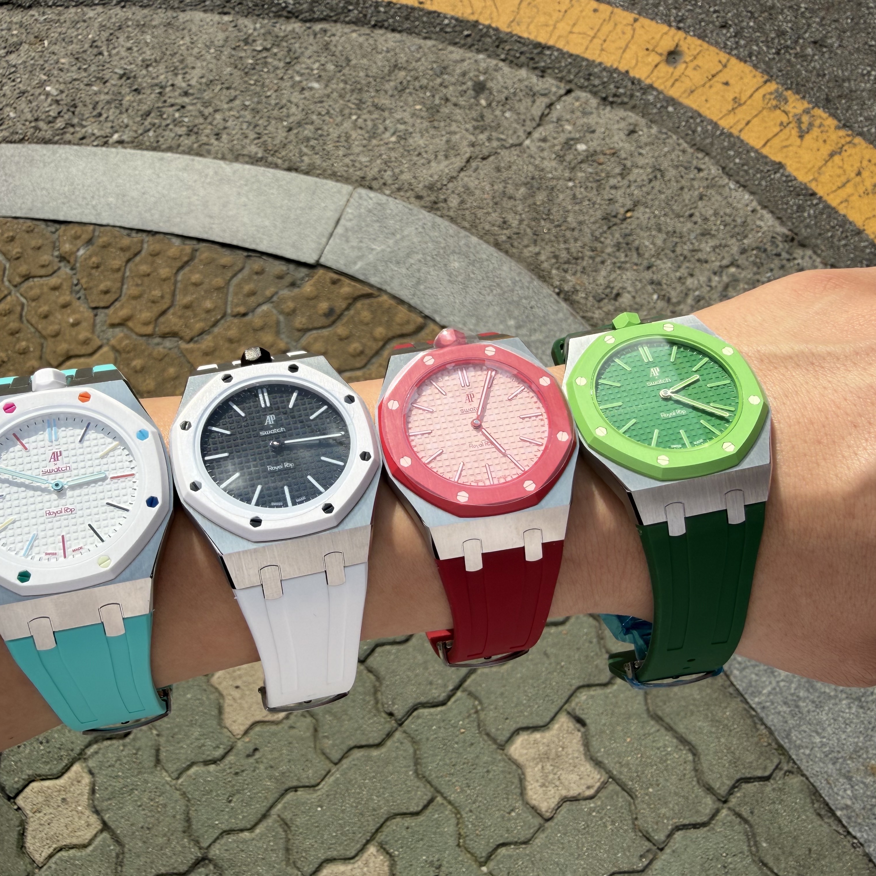 Swatch x Audemars Piguet Bioceramic Royal Pop Ocho Negro, Swatch x Audemars Piguet Bioceramic Royal Pop Green Eight 착용 스타일 - 1