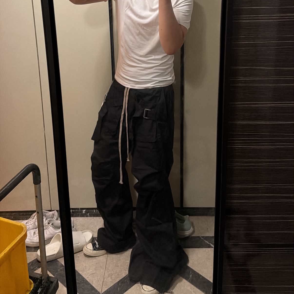 Wapworks Wide Safety Cargo Pants Black 착용 스타일