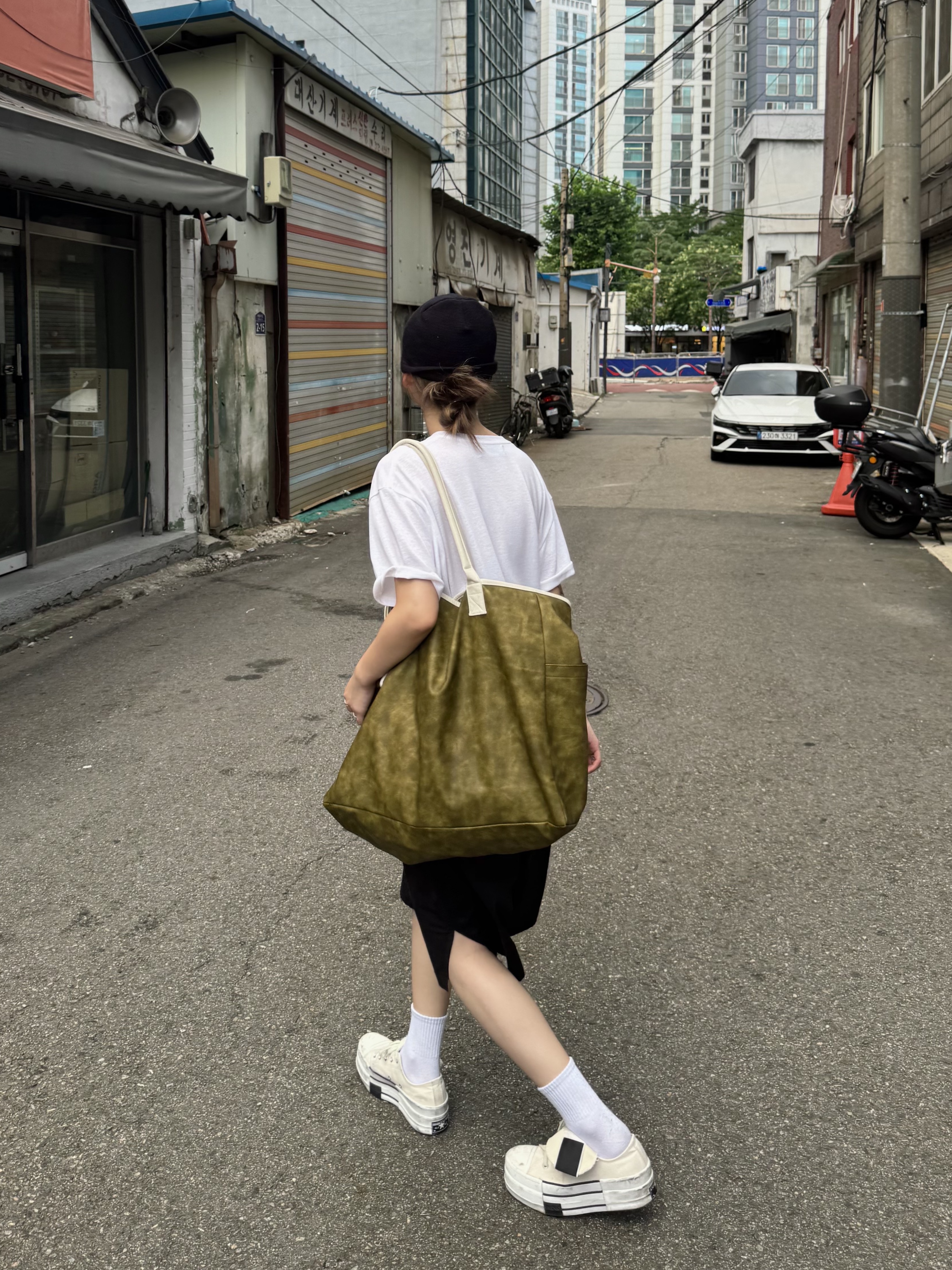 Aoiro Fade Big Bag - Old Moss, Rick Owens Cotton Poplin Drawstring Bermuda Shorts Black 착용 스타일 - 1