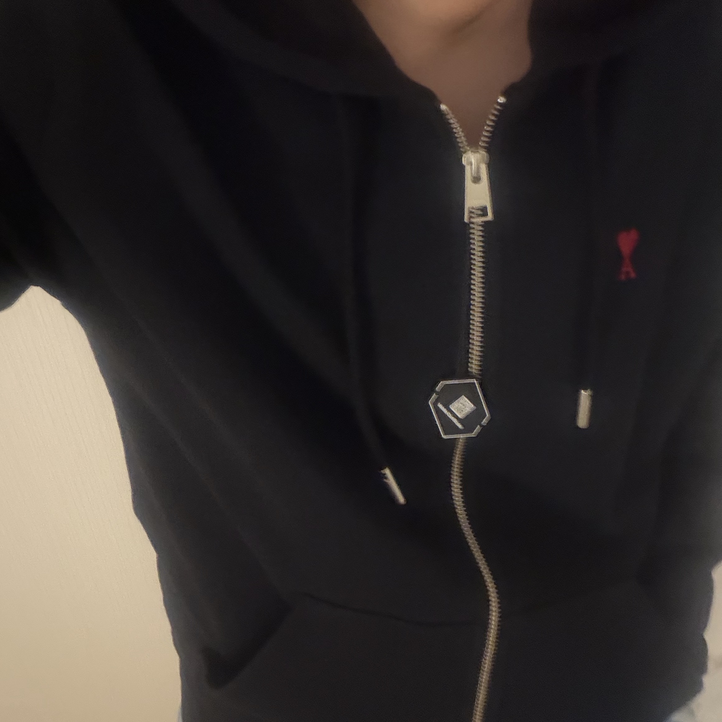 AMI de Coeur Loopback Oragnic Cotton Fleece Zipped Hoodie Black 착용 스타일