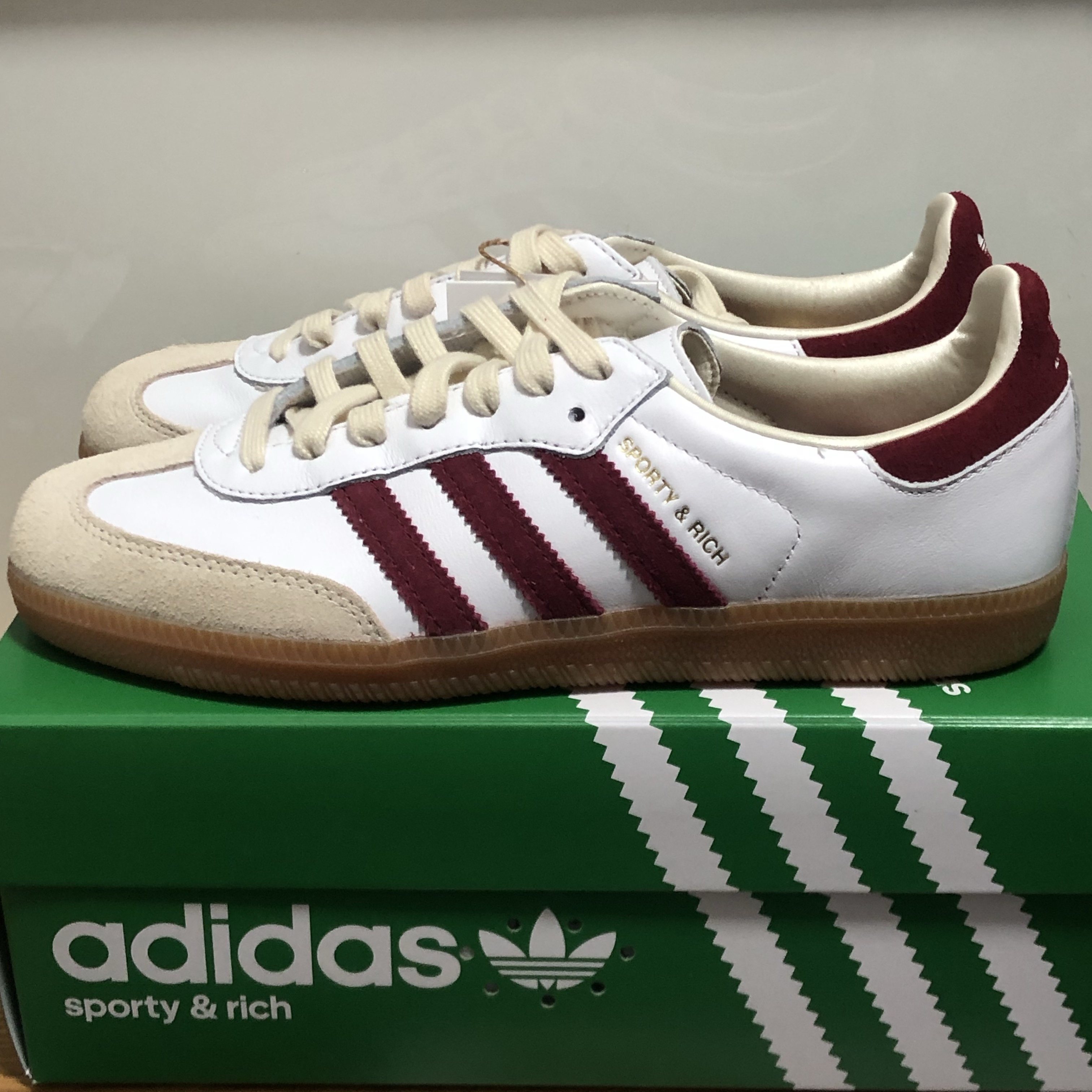 Adidas x Sporty & Rich Samba OG Cloud White Collegiate Burgundy 착용 스타일