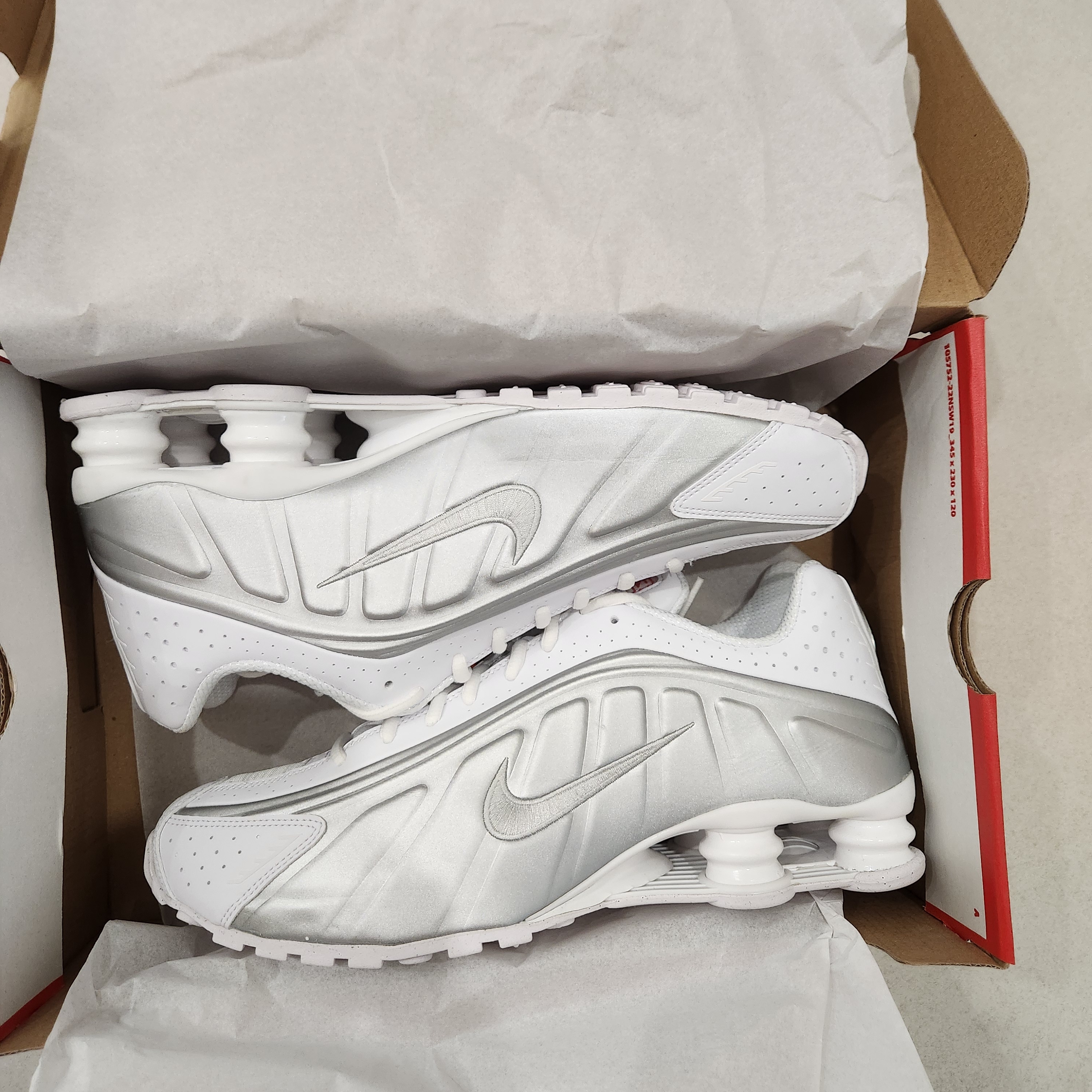 Nike Shox R4 White Bright Crimson 착용 스타일 - 1