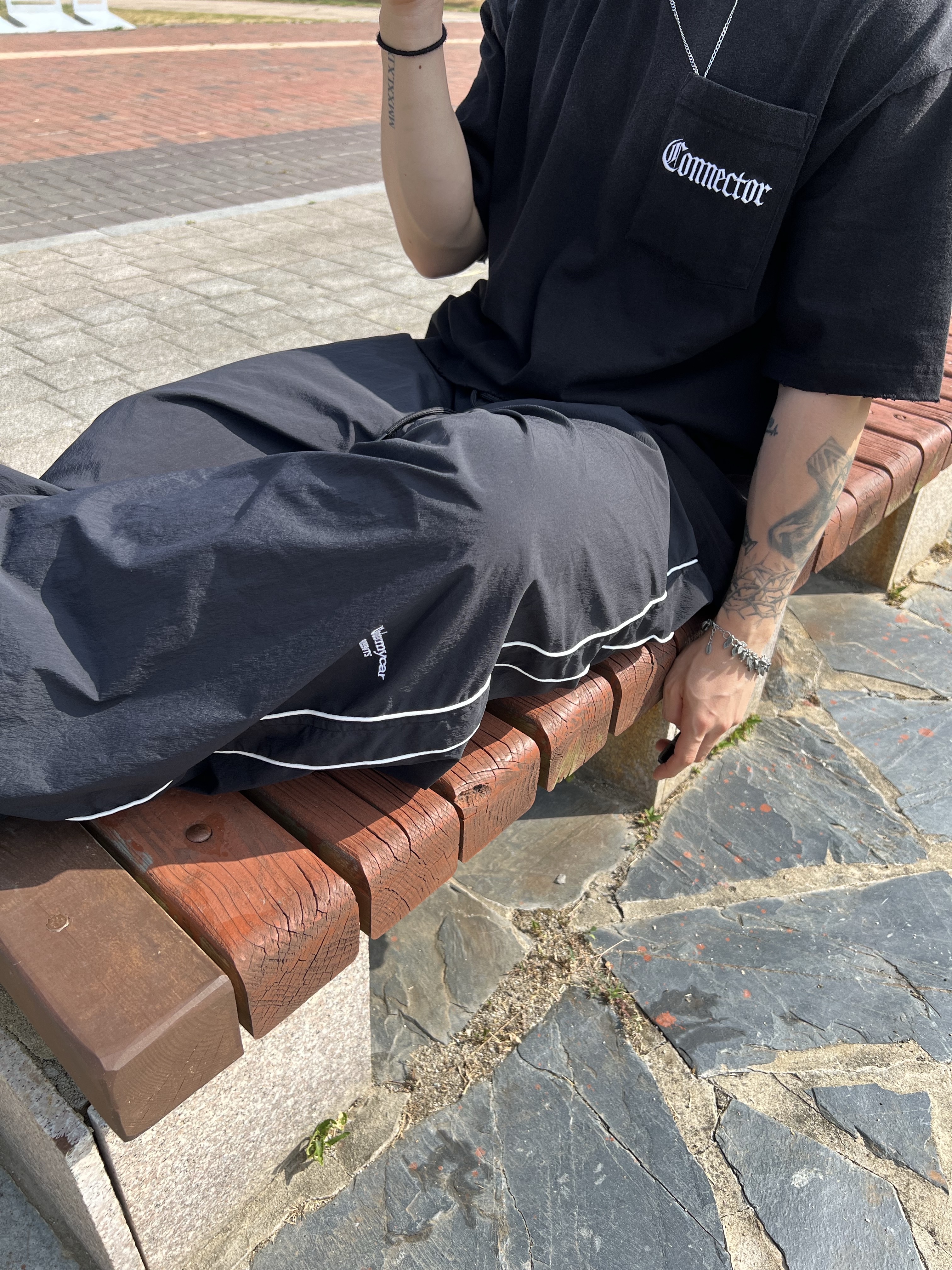 AX CONNECTION Destroyed Connector Embroidered Oversized T-Shirt Washed Black, Undermycar Mu.126 Original Logo Piping Line Nylon Pants Black 착용 스타일 - 6