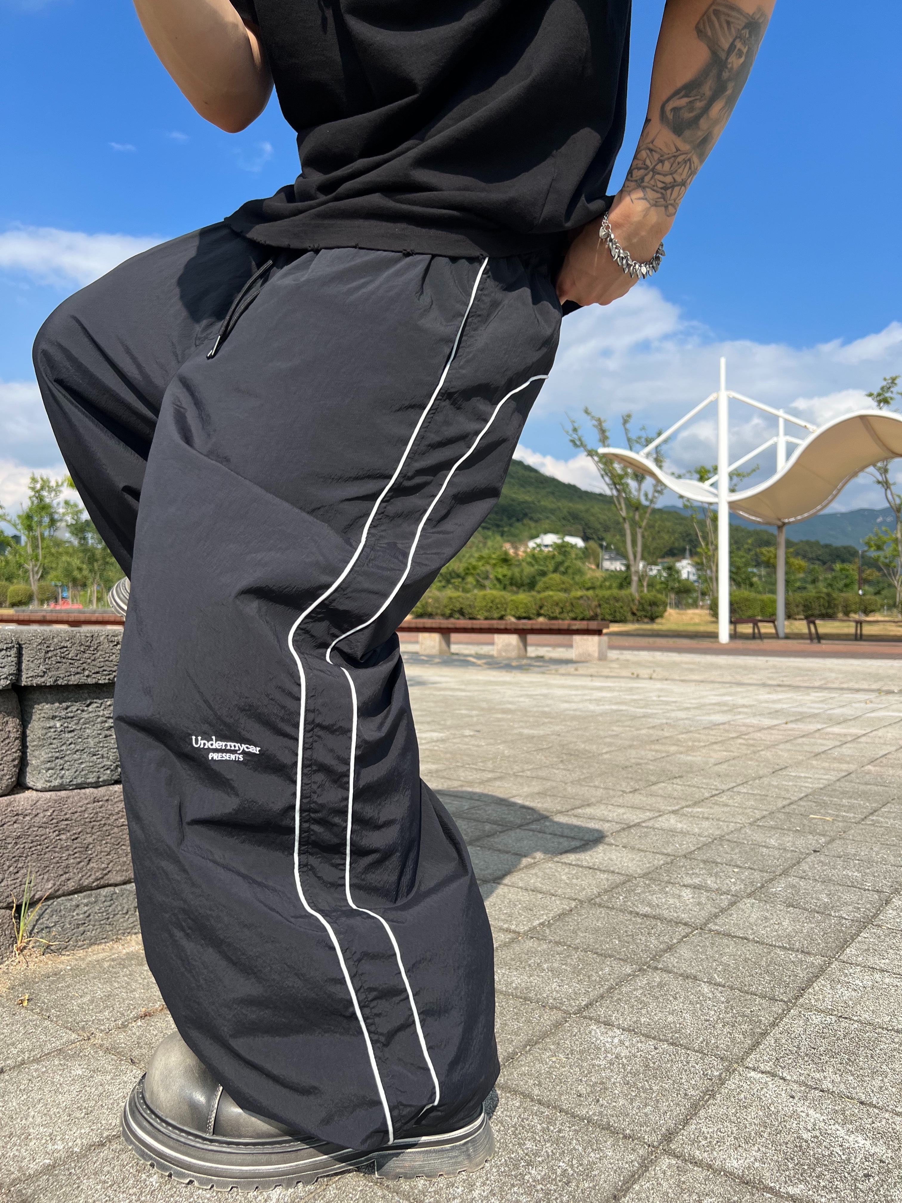 AX CONNECTION Destroyed Connector Embroidered Oversized T-Shirt Washed Black, Undermycar Mu.126 Original Logo Piping Line Nylon Pants Black 착용 스타일 - 8