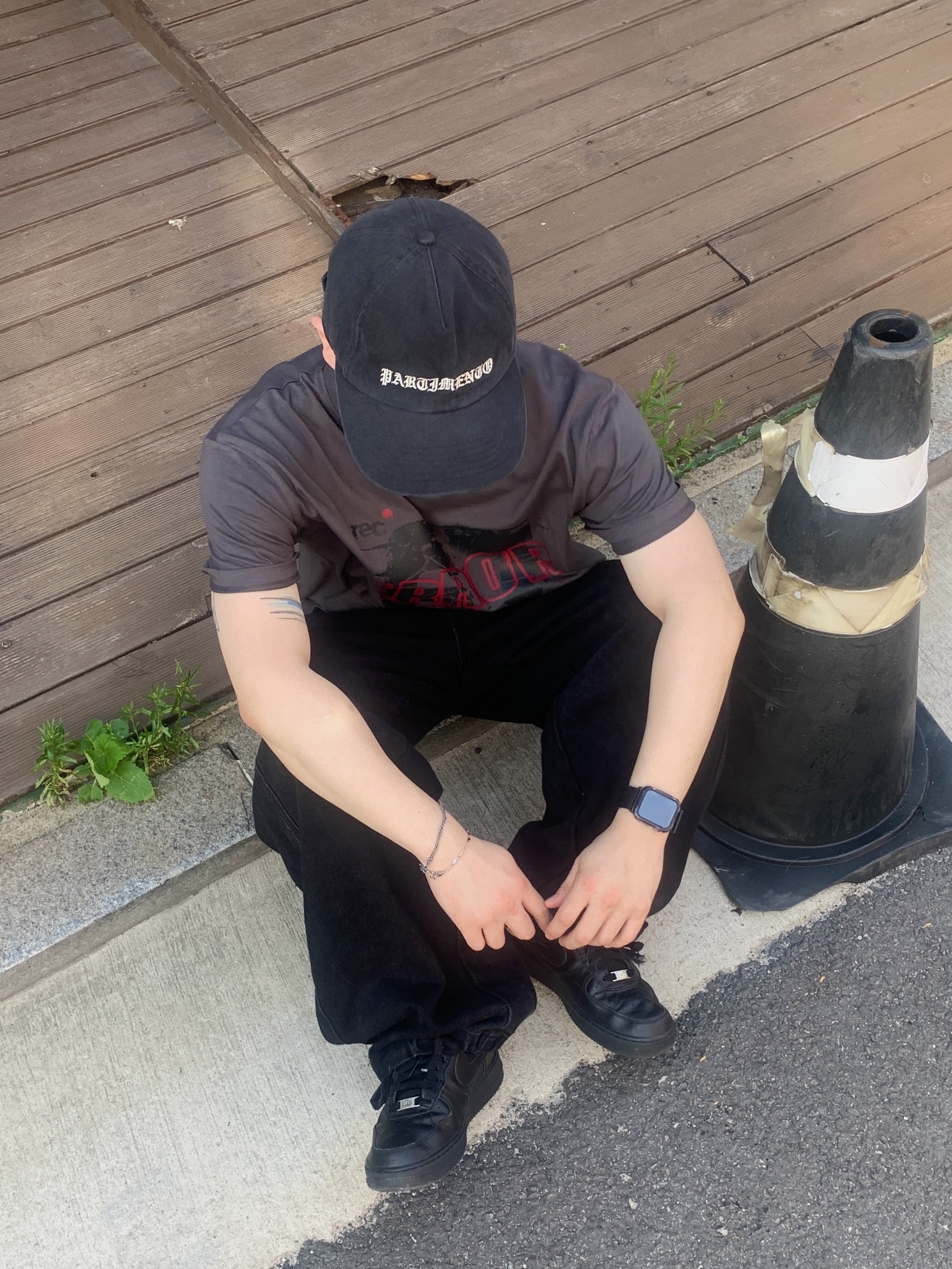 Nike Air Force 1 '07 Low Triple Black 착용 스타일 - 5