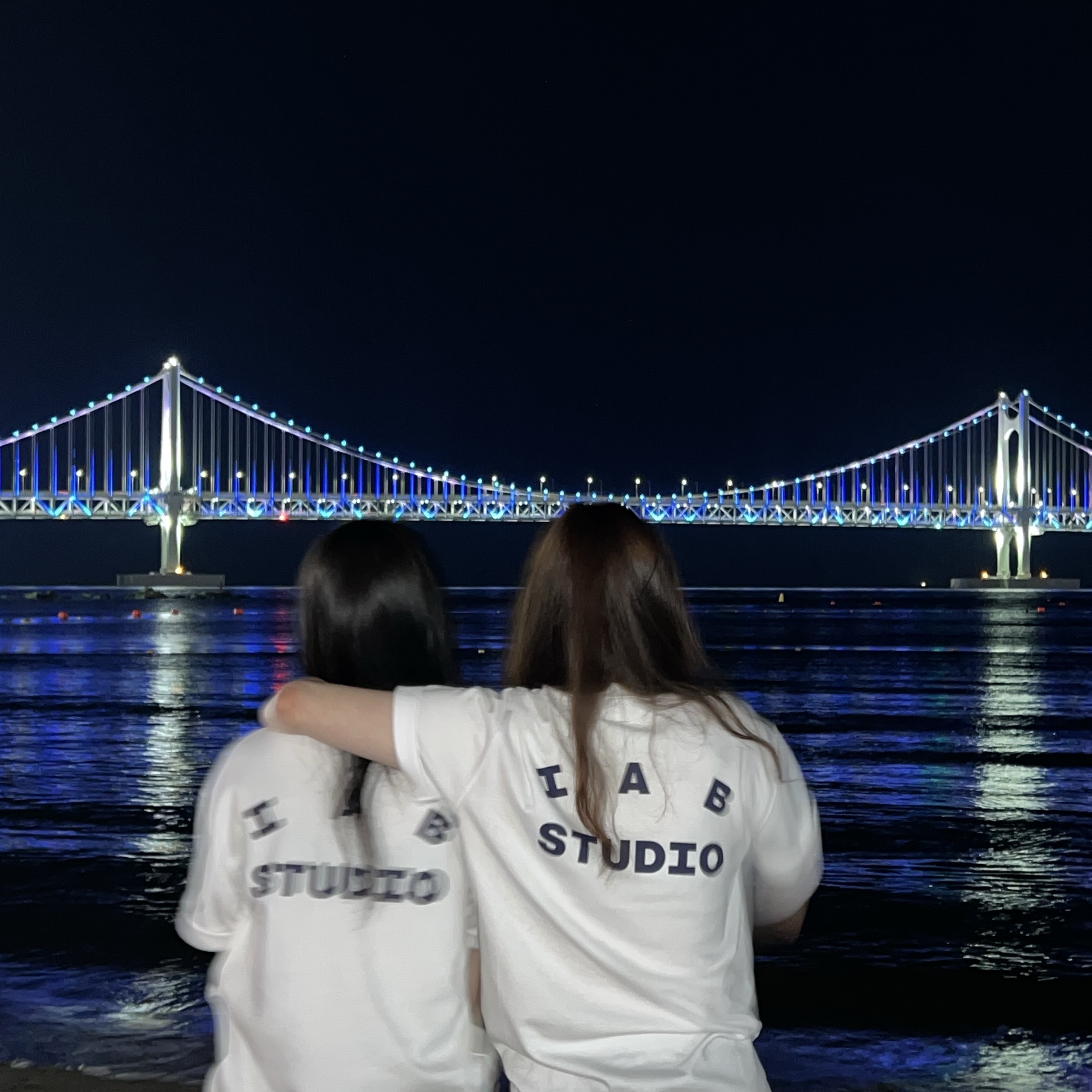 IAB Studio T-Shirt White Navy 착용 스타일 - 1