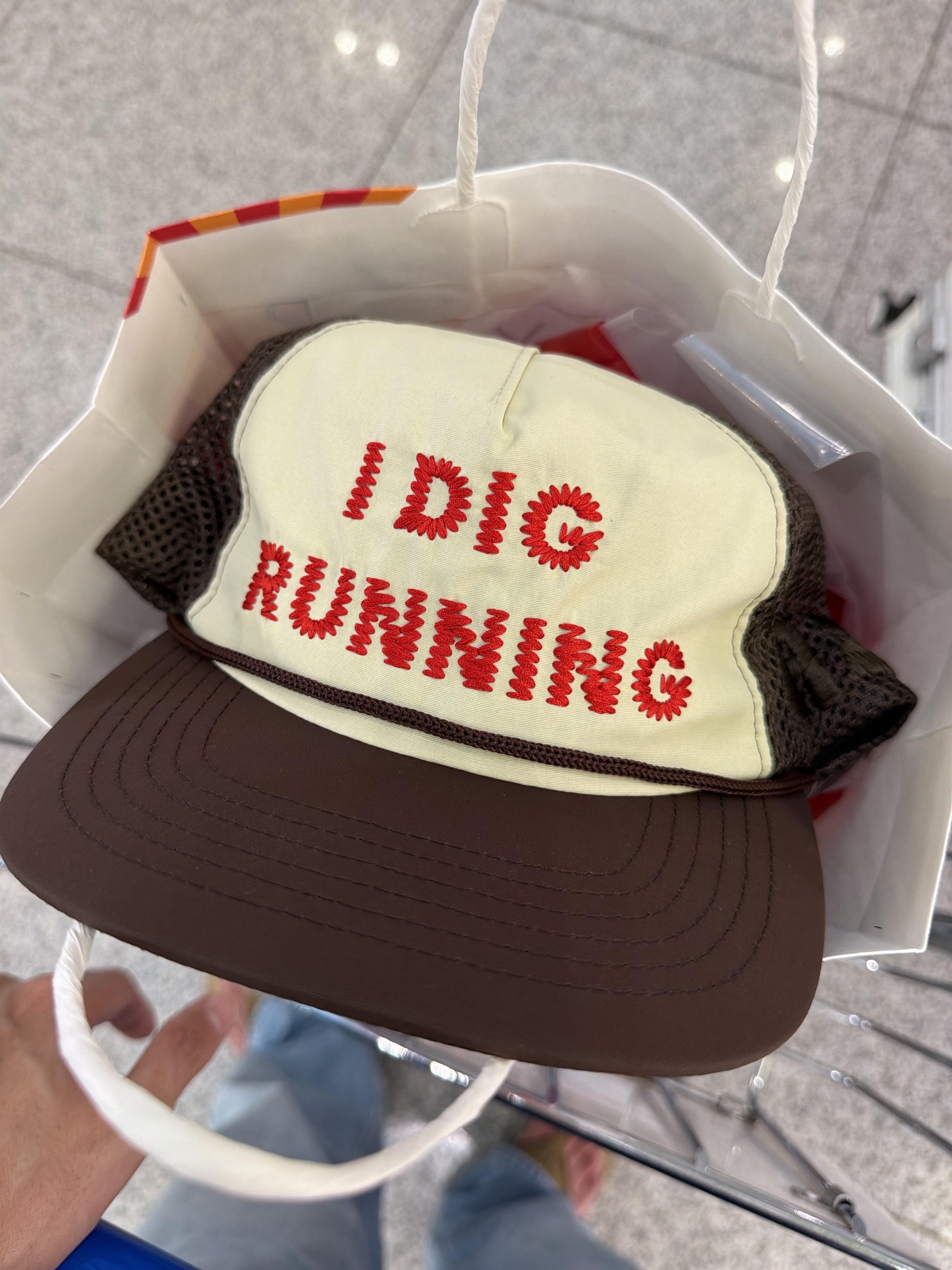 Alex Zono I Dig Running Trucker Hat OG Brown 착용 스타일 - 2