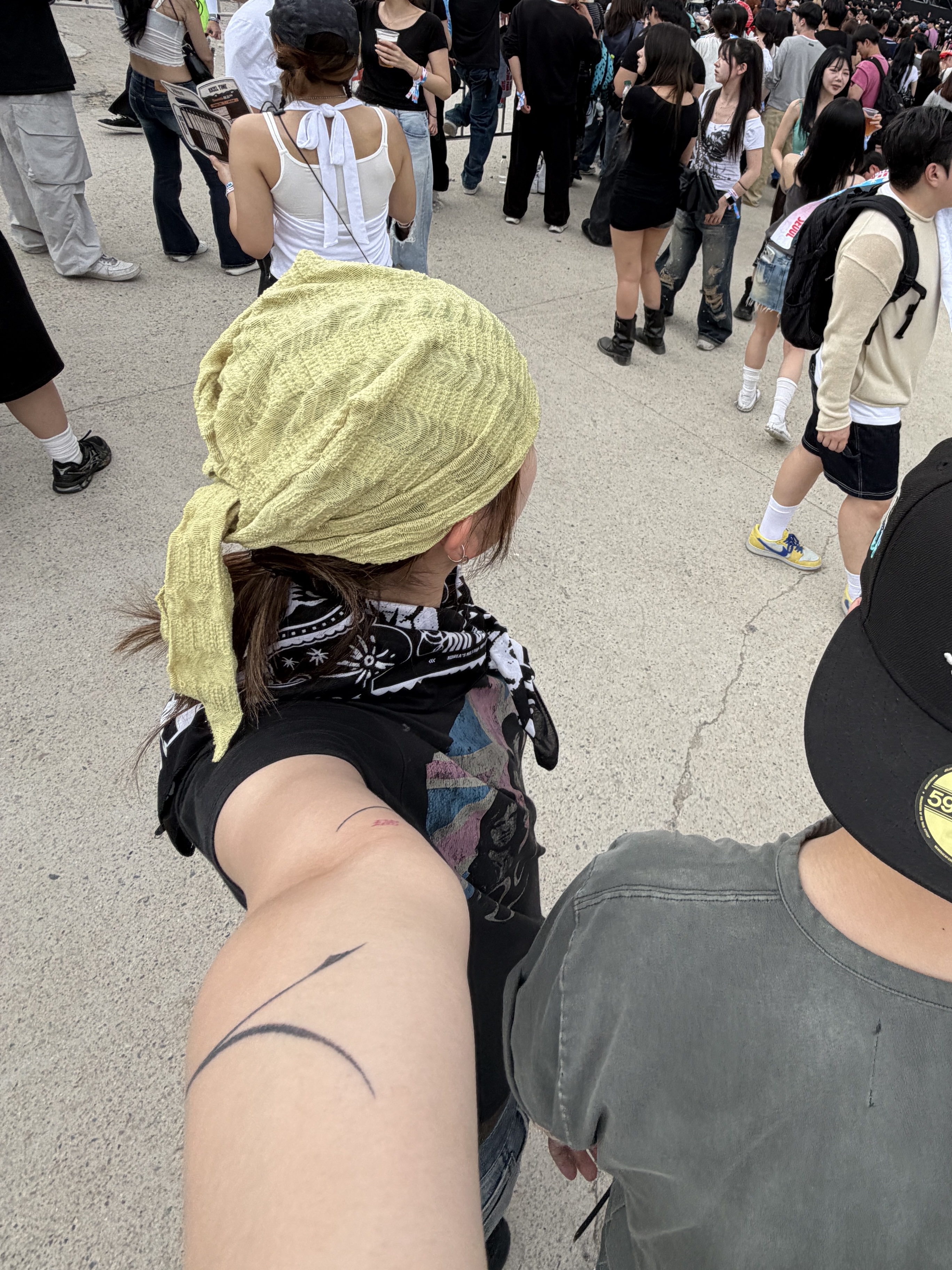 Asics x Kiko Kostadinov Novalis Ormosiancy Hat Anthracite, Aoiro Ripple Nomad Headwrap - Black 착용 스타일 - 5