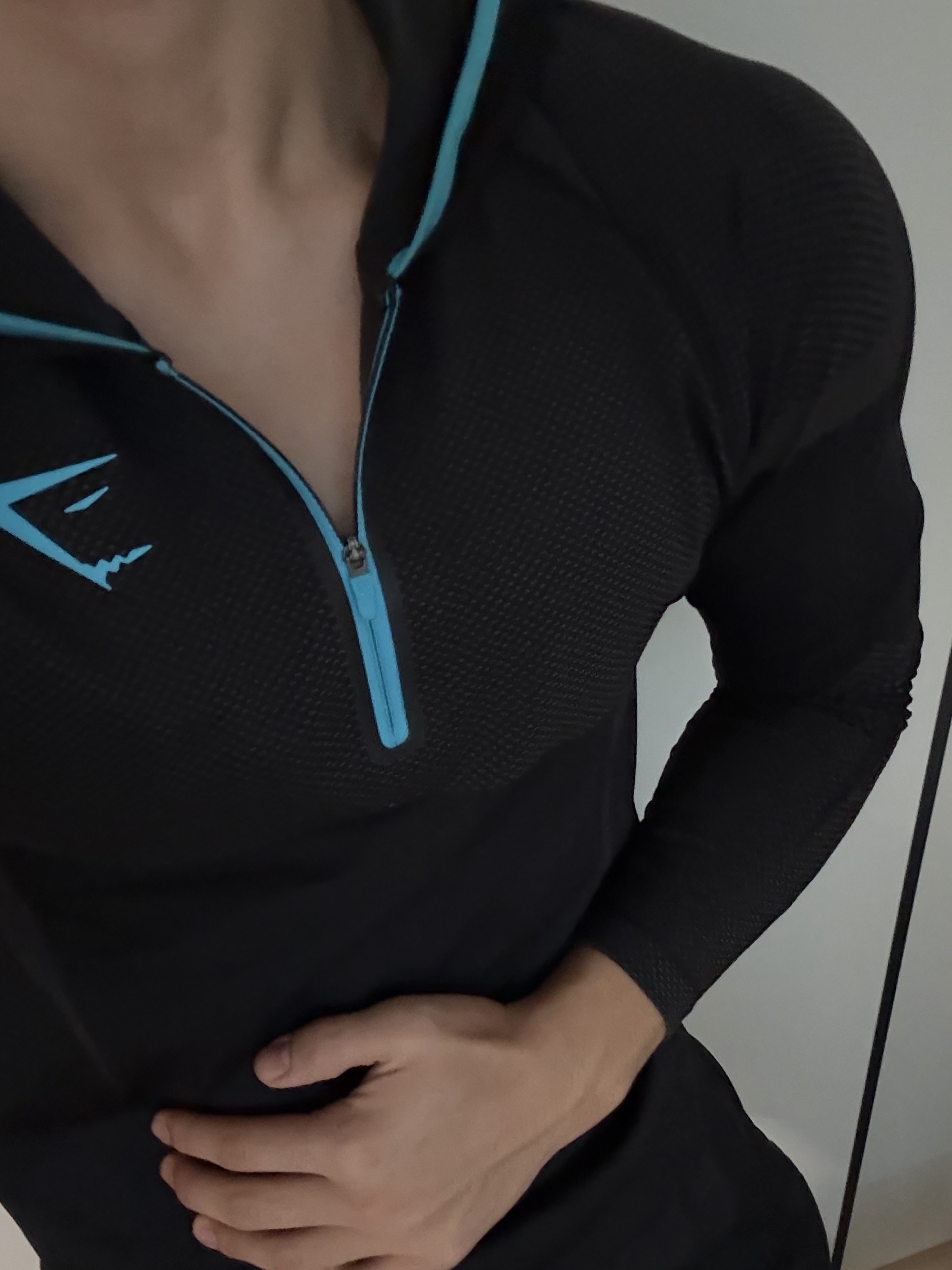 Gymshark Onyx 5.0 Seamless Hoodie Black Onyx Grey 착용 스타일 - 3