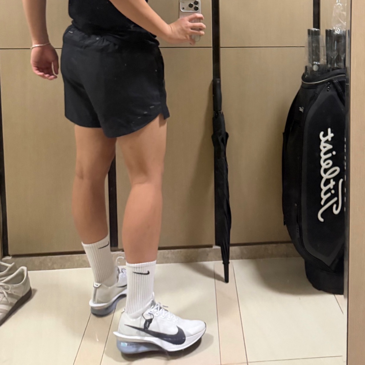 Nike ZoomX Vaporfly Next% 4 White Gridiron 착용 스타일