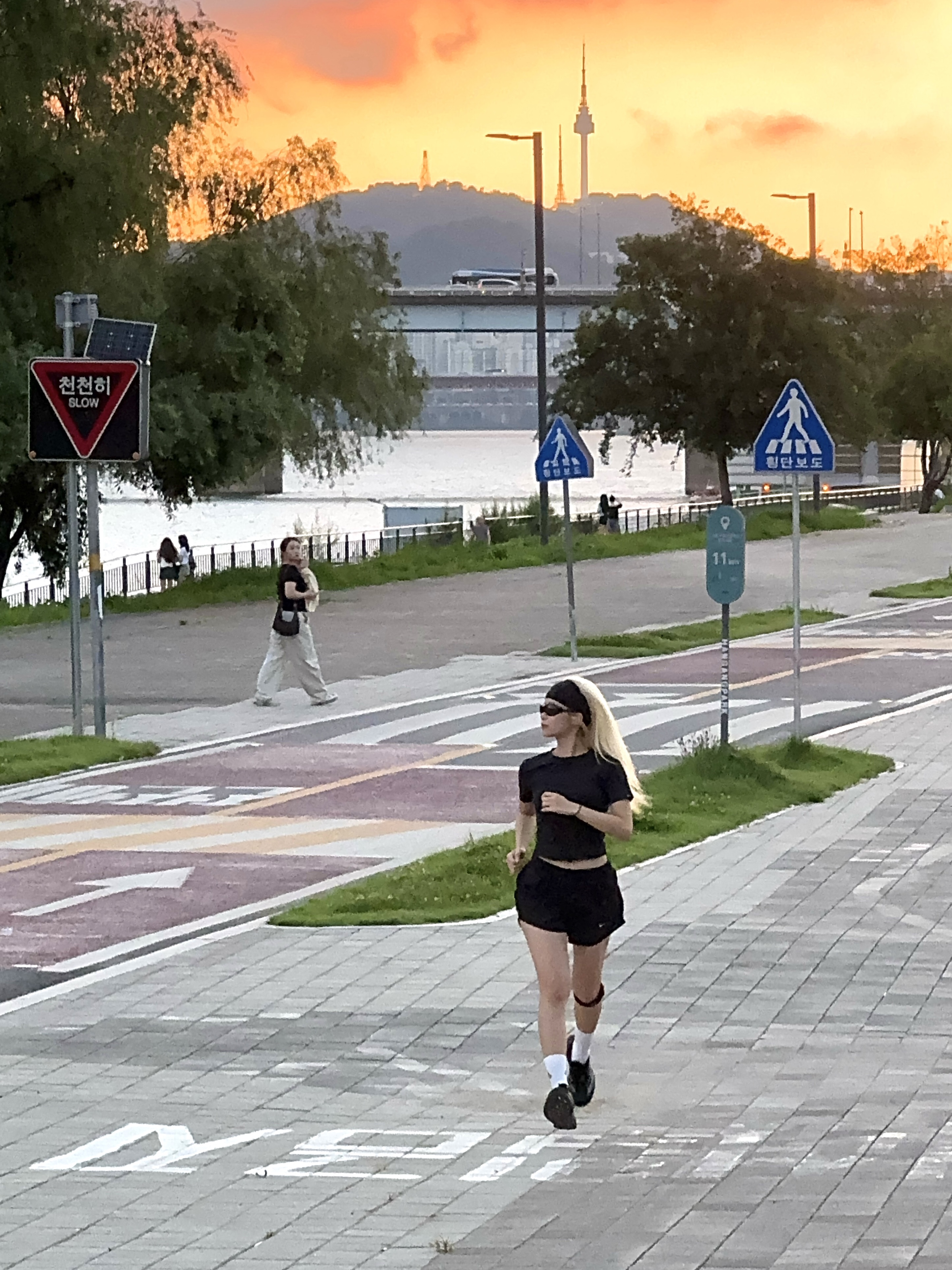 (W) Nike Tempo Dri-Fit Mid-Rise Brief Lined Running Shorts Black - Asia, Oakley Eye Jacket Redux Matte Black Frame Prizm Grey Lenses High Bridge Fit 착용 스타일 - 4