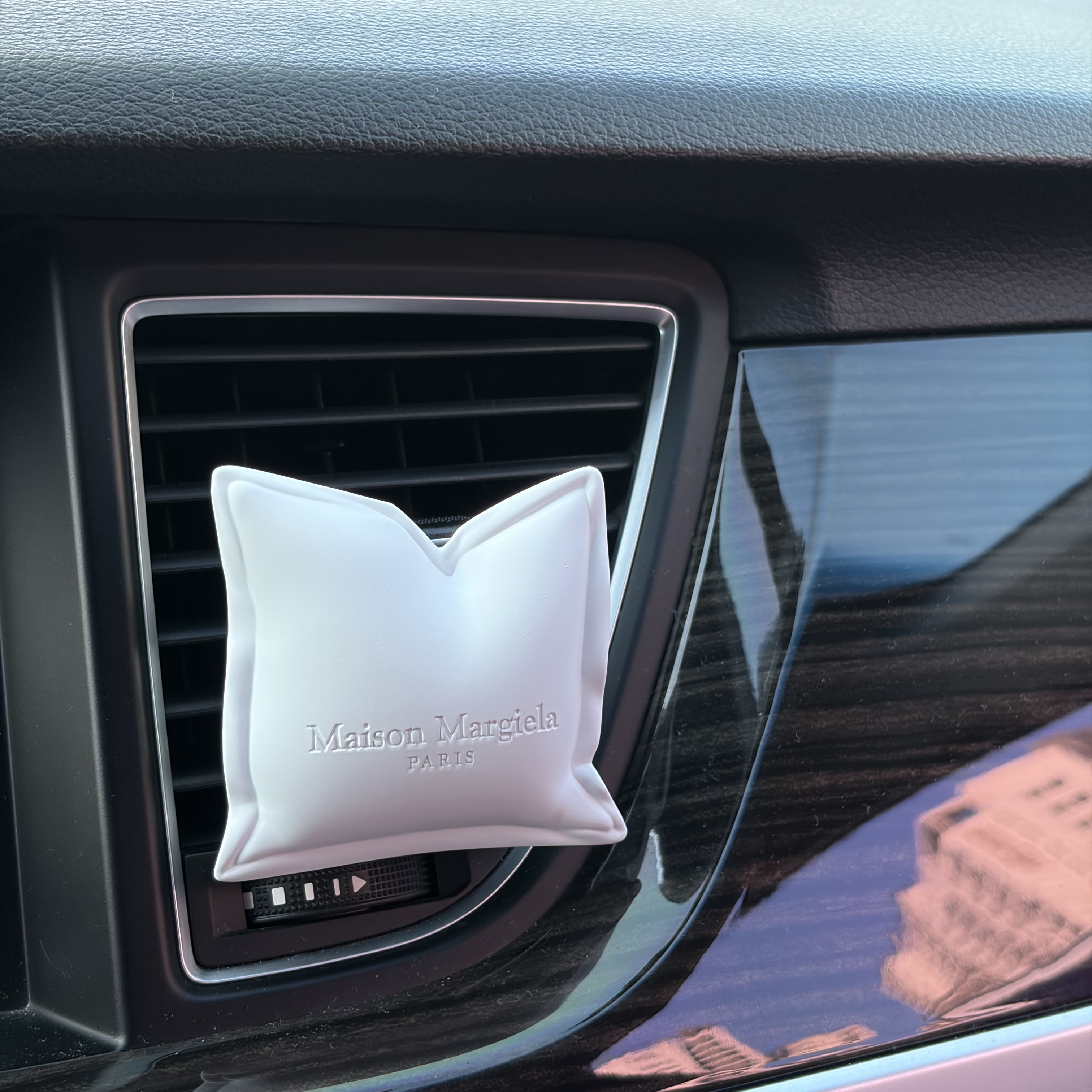 [사은품 이벤트] MAISON MARGIELA REPLICA LAZY SUNDAY MORNING CAR DIFFUSER 착용 스타일