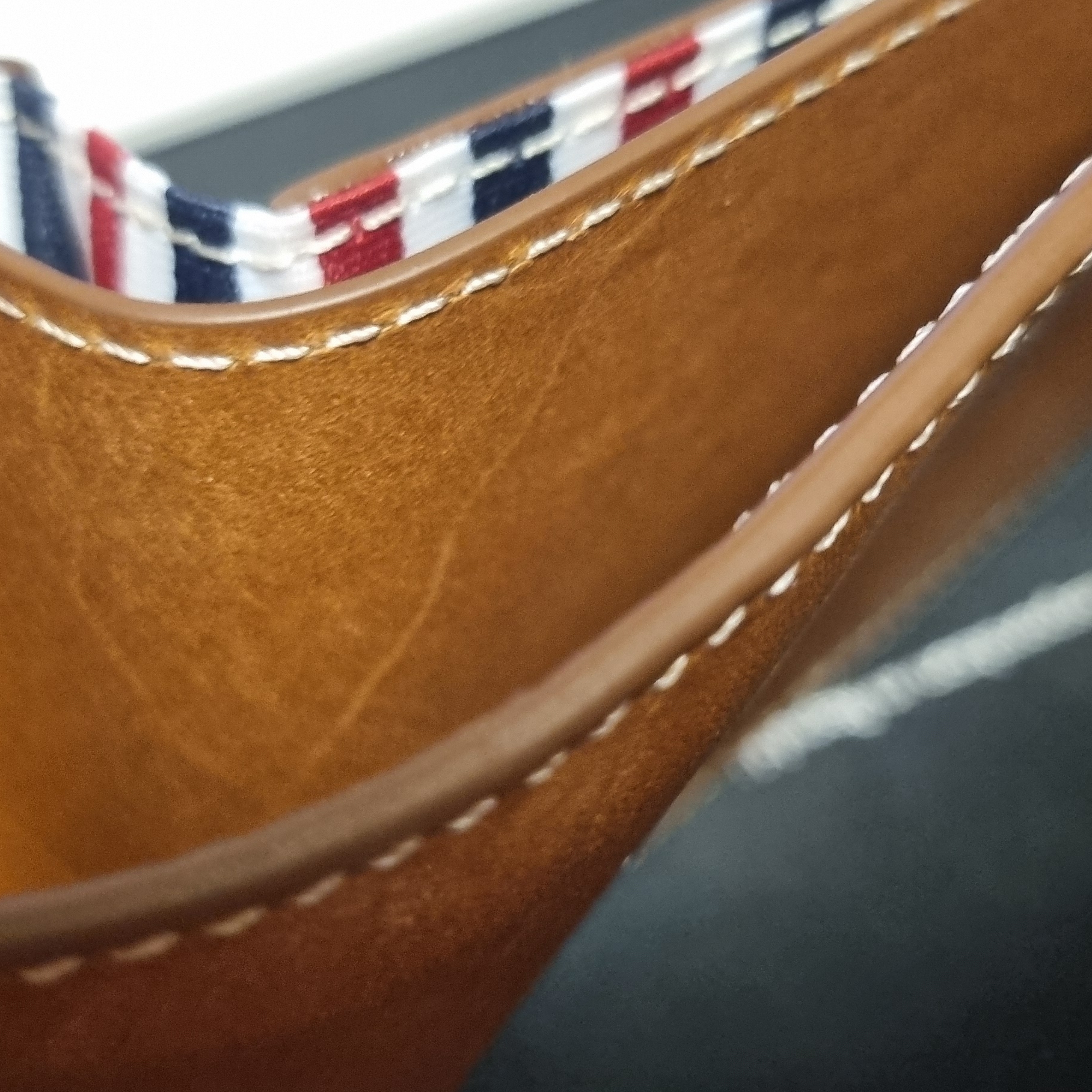 Thom Browne Vacchetta Leather Bill Fold Wallet Natural 착용 스타일
