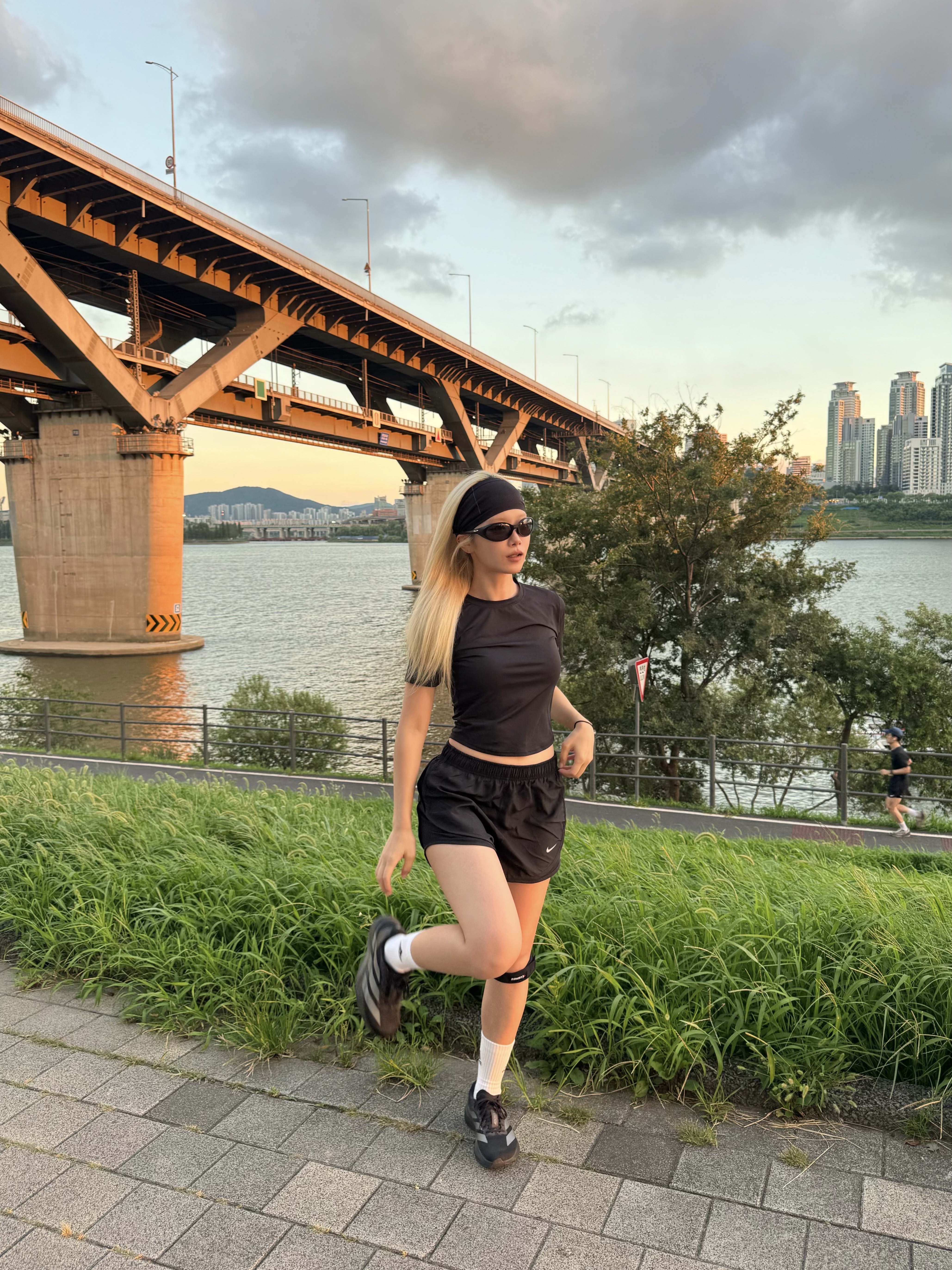 (W) Nike Tempo Dri-Fit Mid-Rise Brief Lined Running Shorts Black - Asia, Oakley Eye Jacket Redux Matte Black Frame Prizm Grey Lenses High Bridge Fit 착용 스타일 - 2