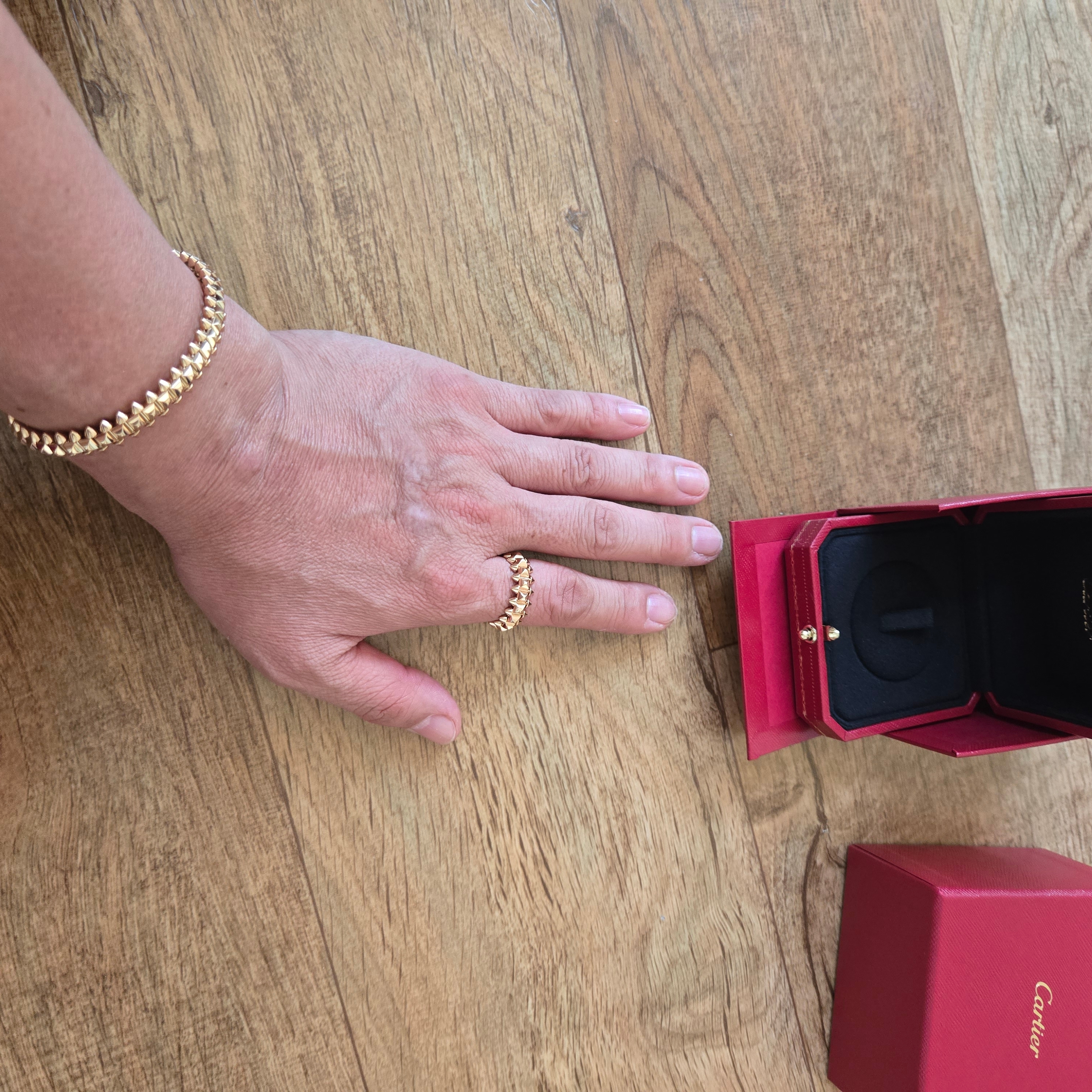 Cartier Clash de Cartier Ring Small Pink Gold 착용 스타일