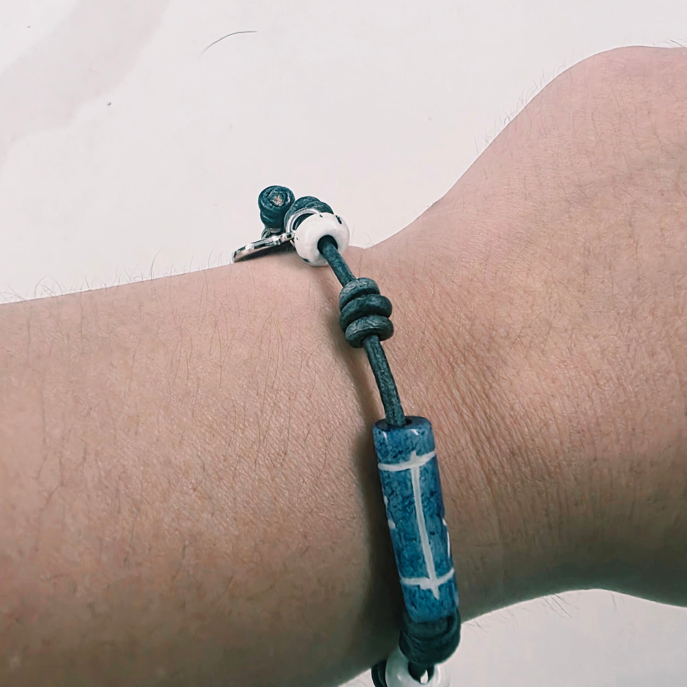 TOWTOW.ARCHIVE Praying Bracelet Grayish blue 착용 스타일