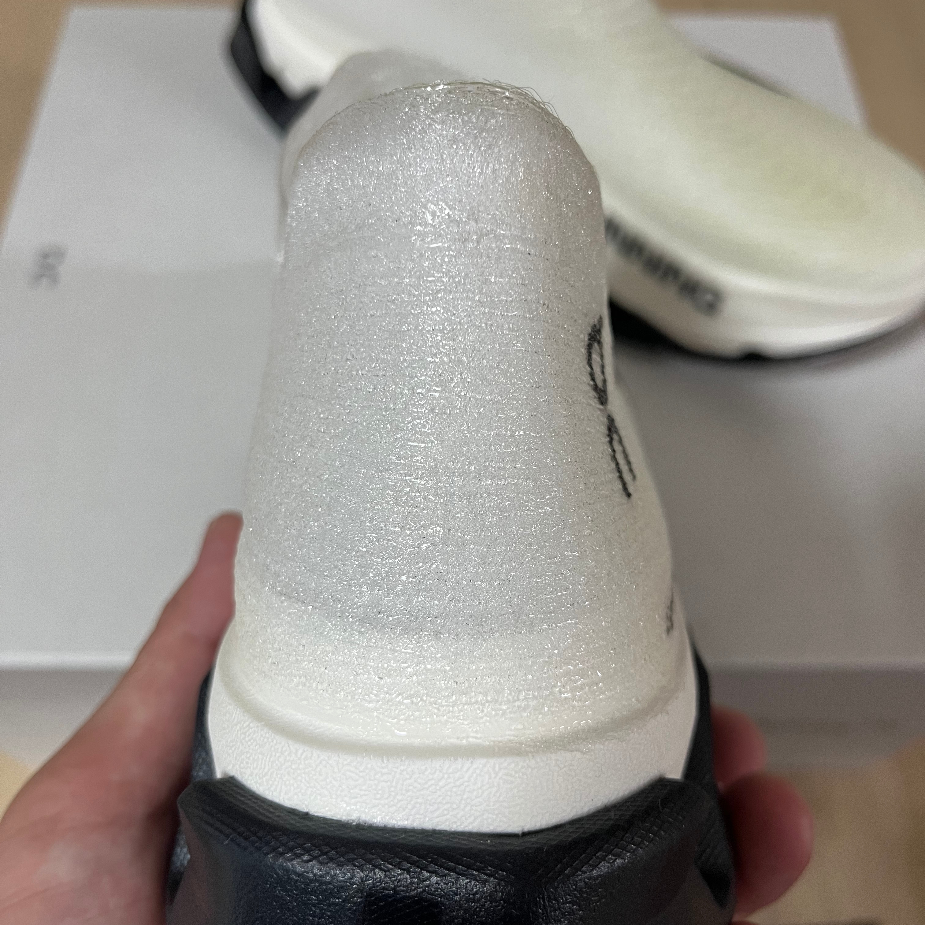 On Running LightSpray Cloudmonster 3 Hyper Black Apollo 착용 스타일 - 3