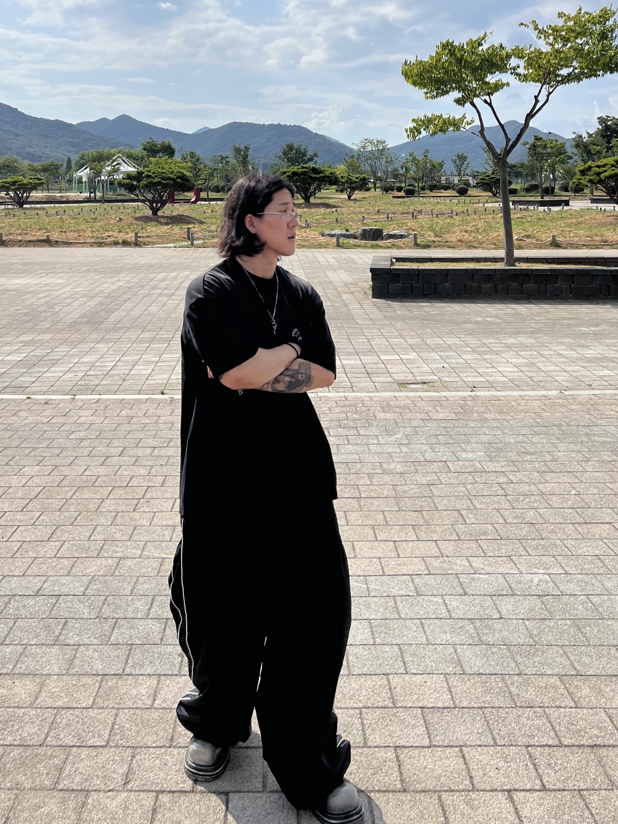 AX CONNECTION Destroyed Connector Embroidered Oversized T-Shirt Washed Black, Undermycar Mu.126 Original Logo Piping Line Nylon Pants Black 착용 스타일 - 3