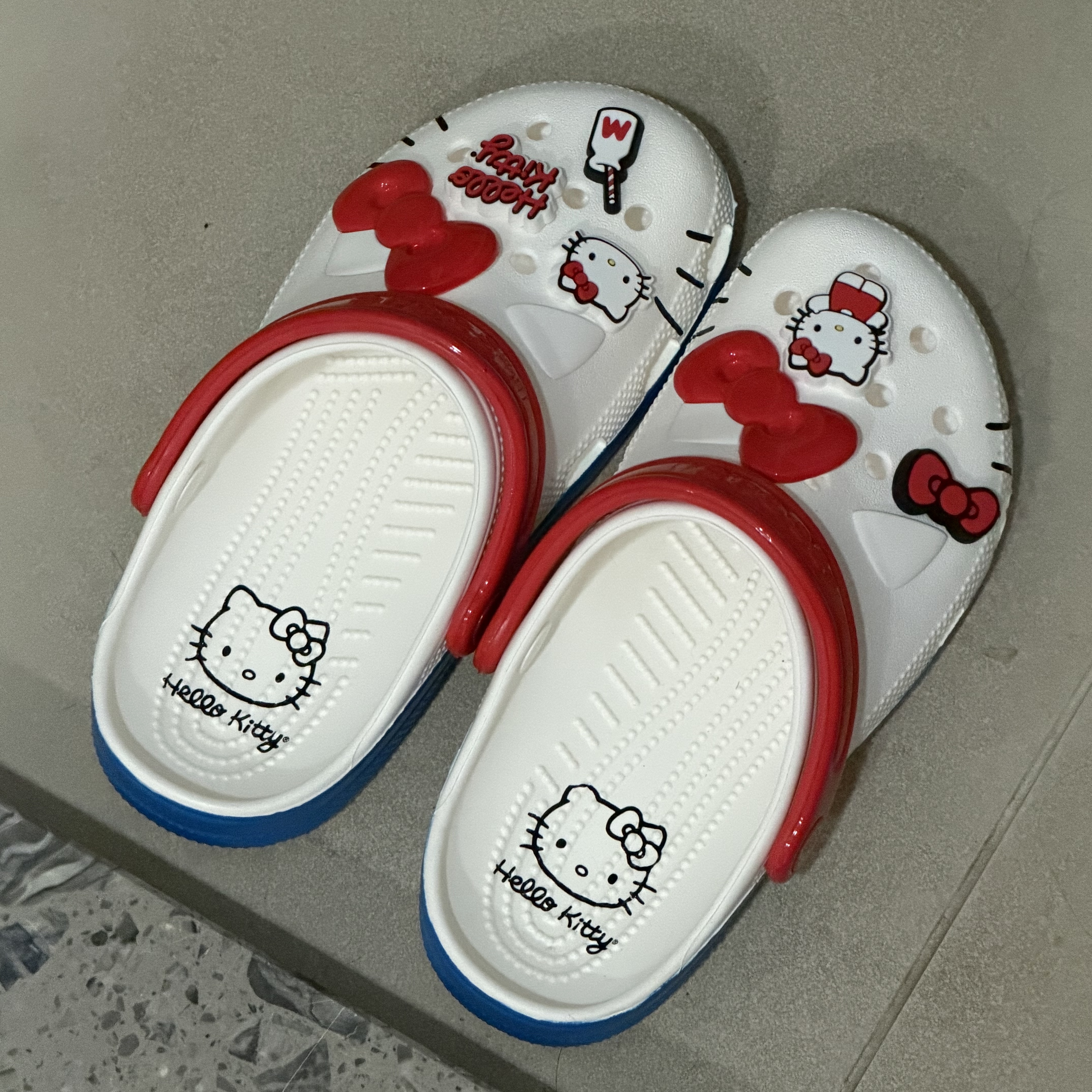 (W) Crocs x Hello Kitty Classic Clog White 착용 스타일